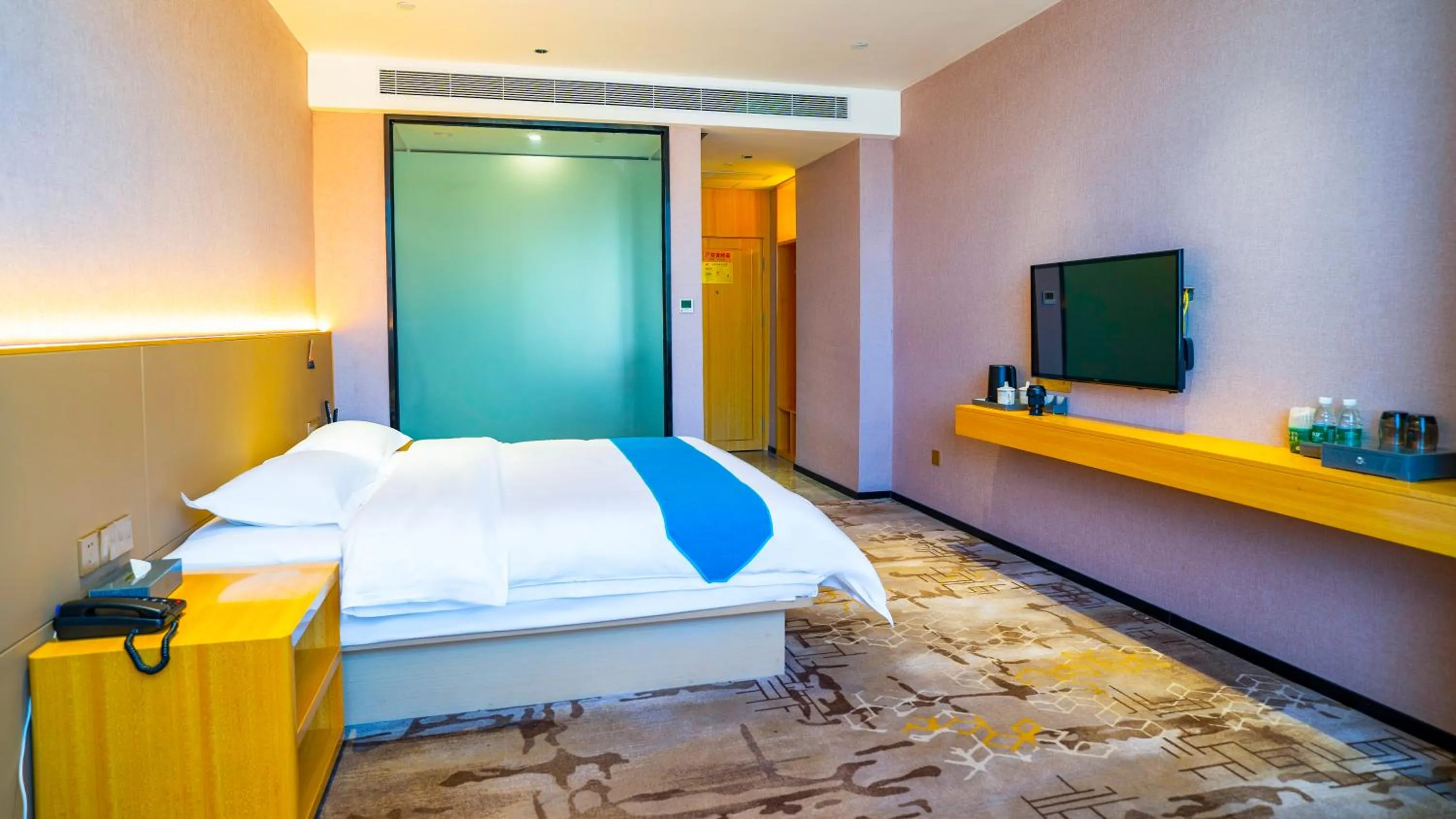 Photo of the whole room, Bed in Wansheng Hotel