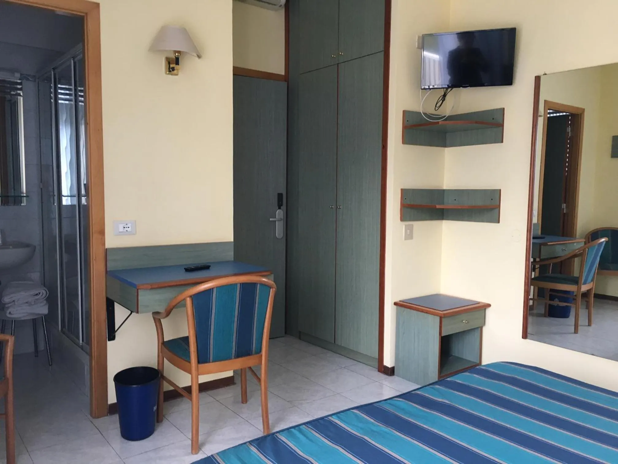 air conditioner, Bed in Hotel Splendid