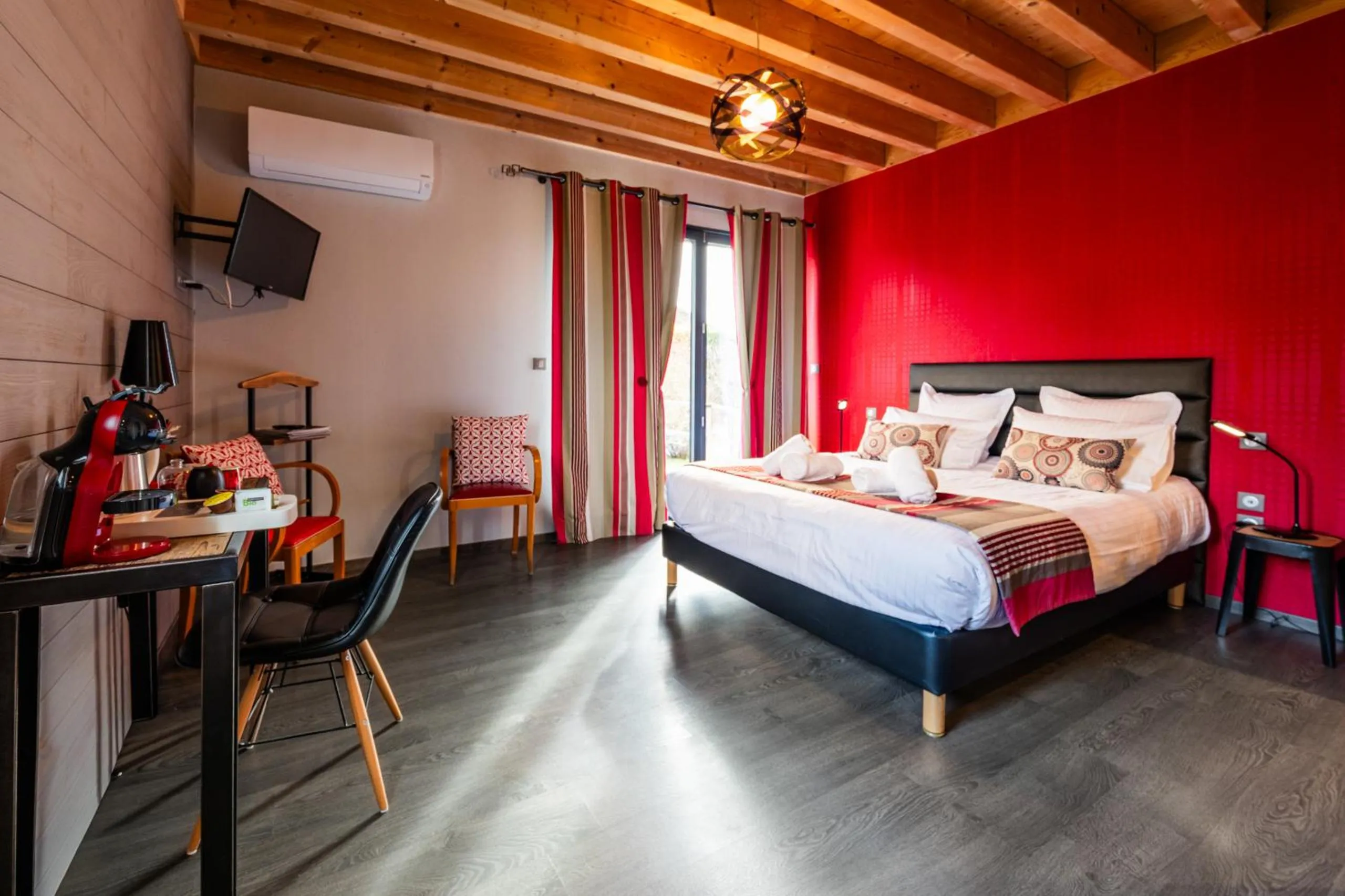 Photo of the whole room, Bed in Ome sweet home