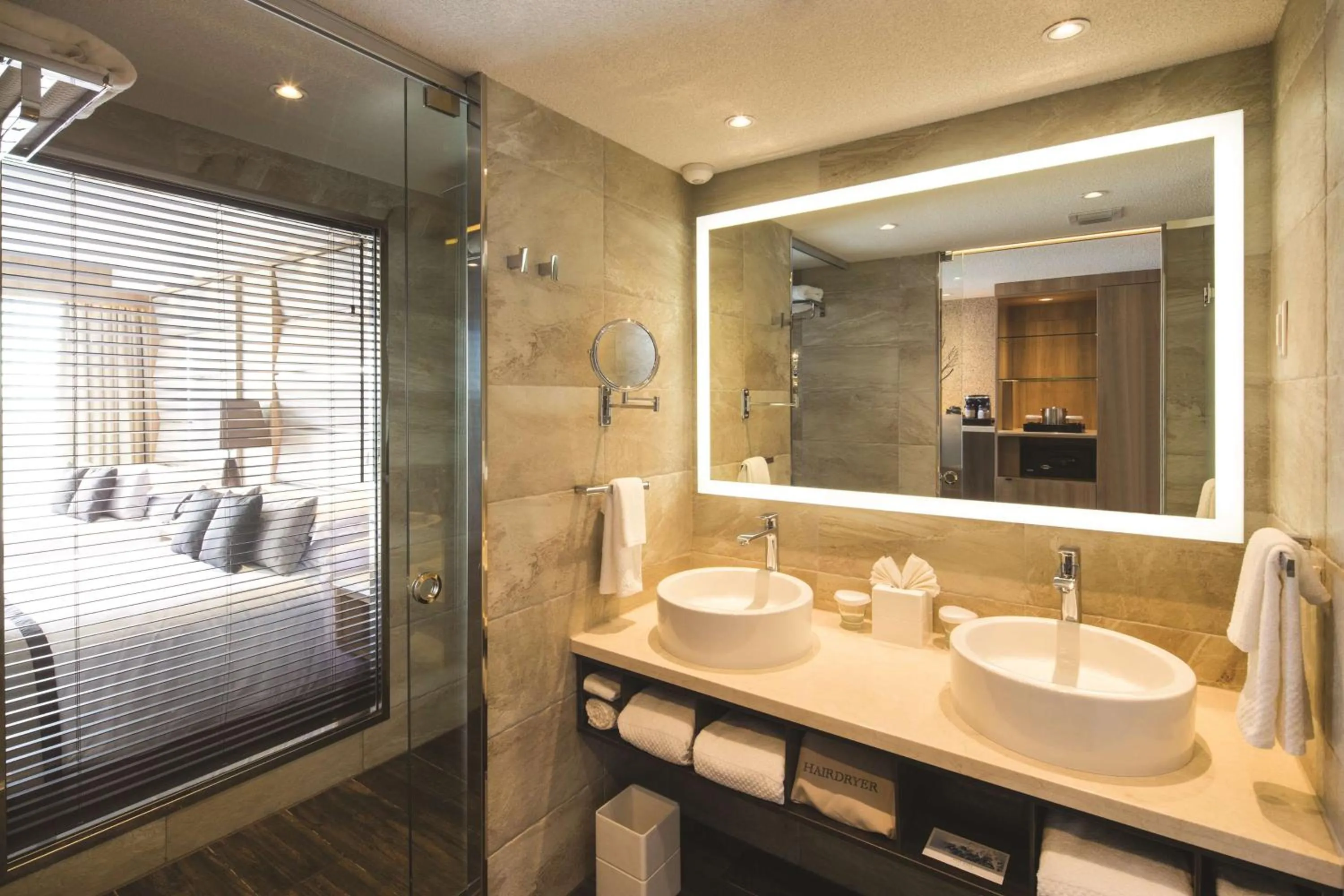 Shower, Bed in Resorts World Bimini