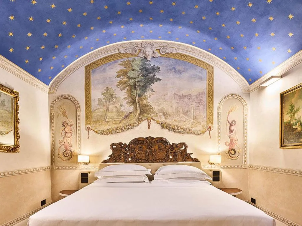 Bed in Duomo Luxury Florence Appartment