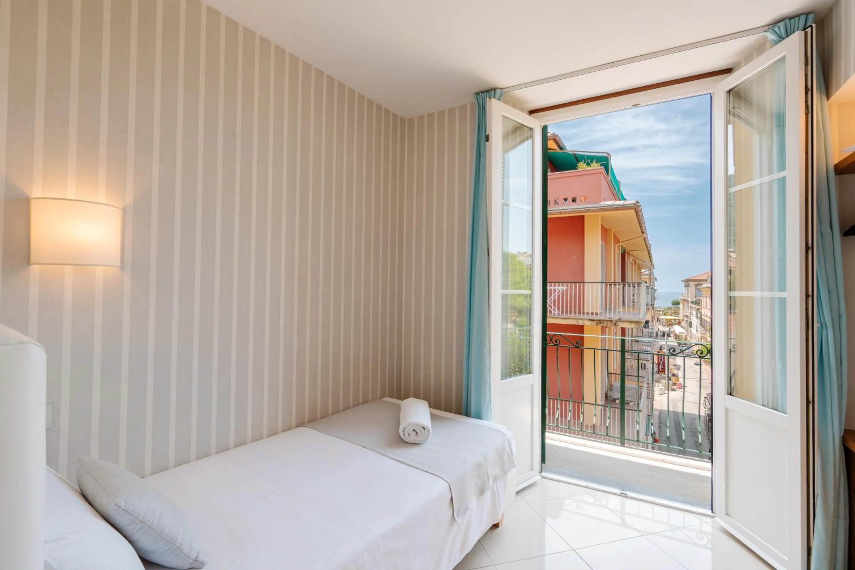 View (from property/room), Bed in Hotel Nazionale