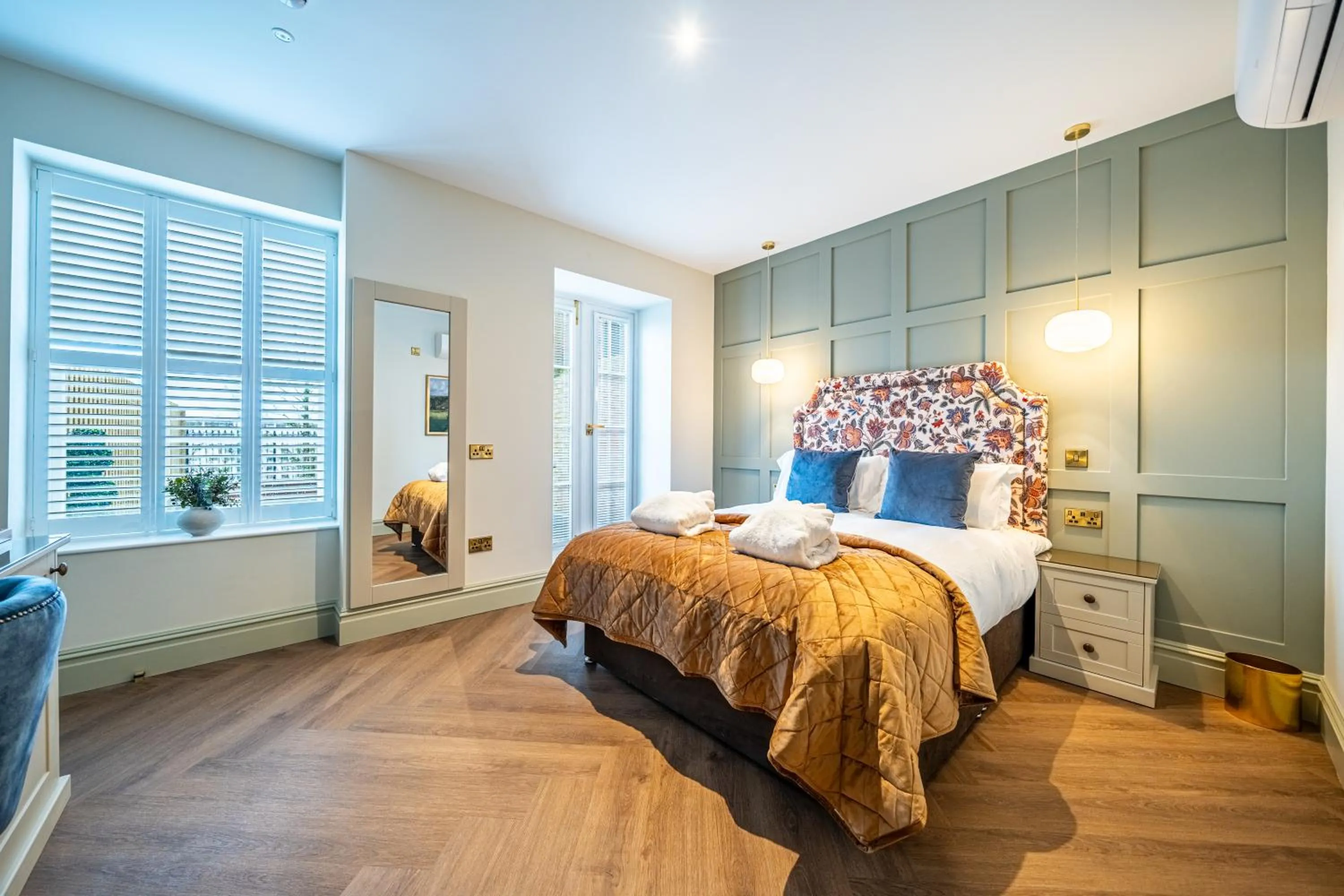 Photo of the whole room, Bed in St Marys Quarters