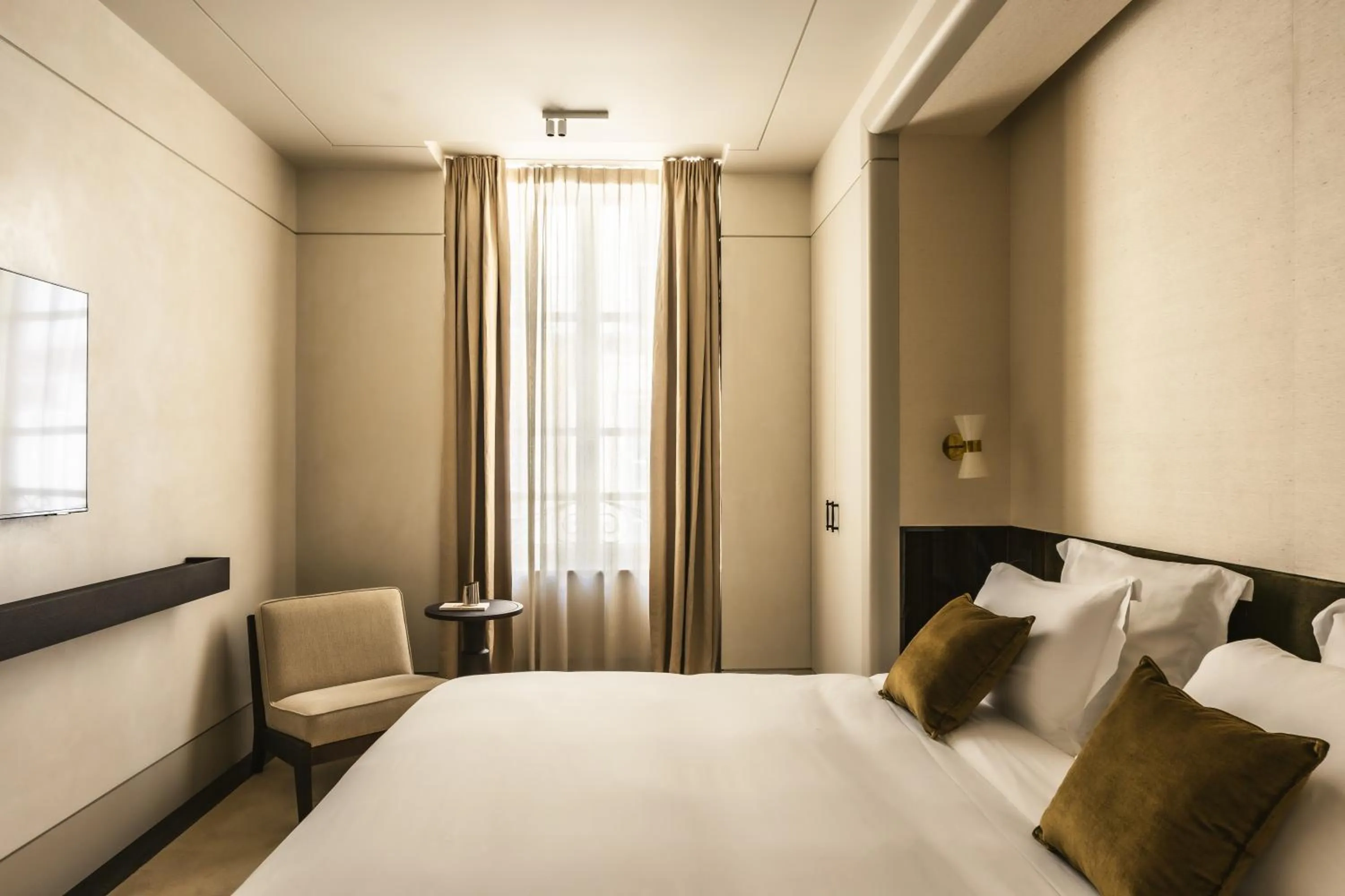 Bed in Mondovi Luxury Suites