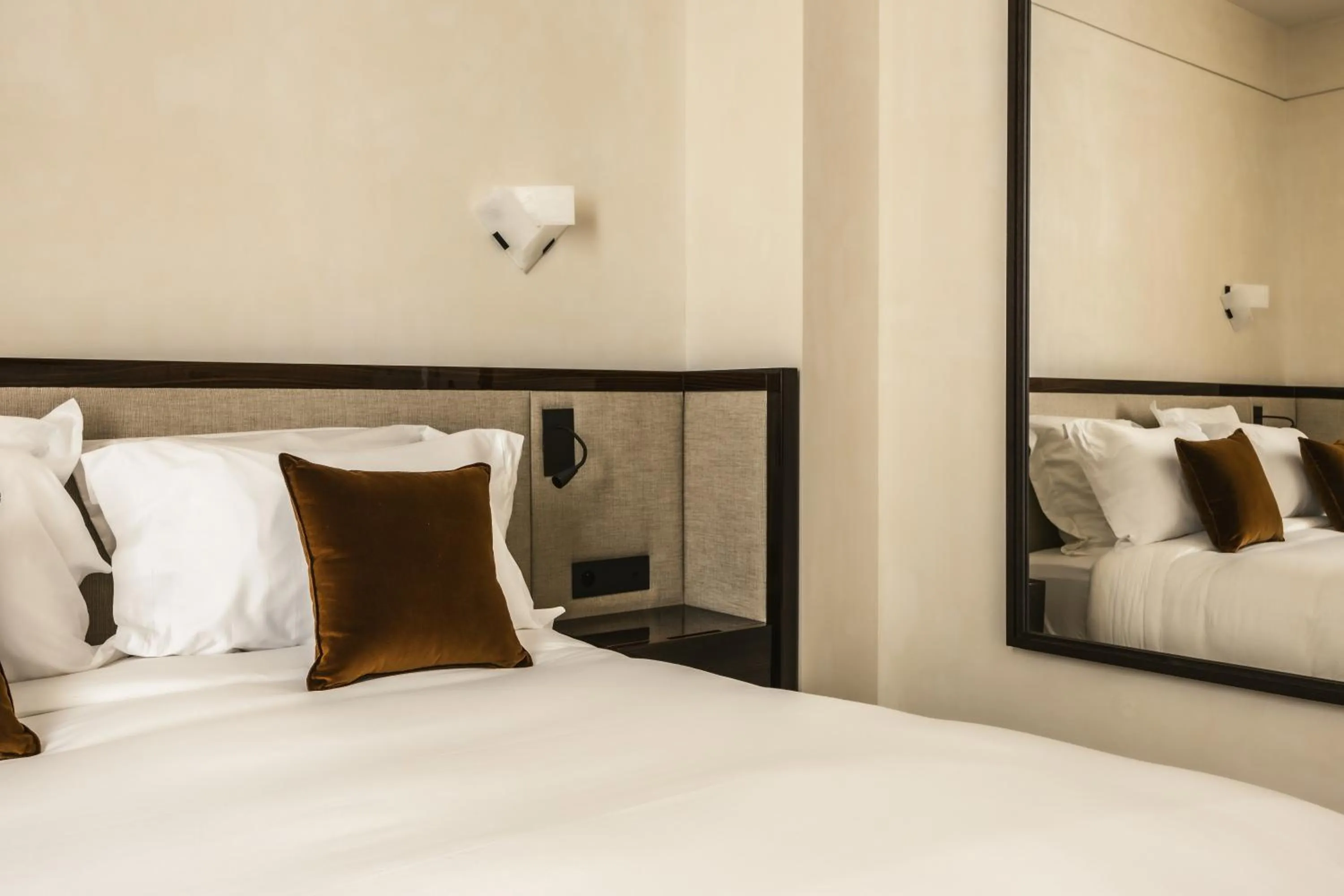 Bed in Mondovi Luxury Suites