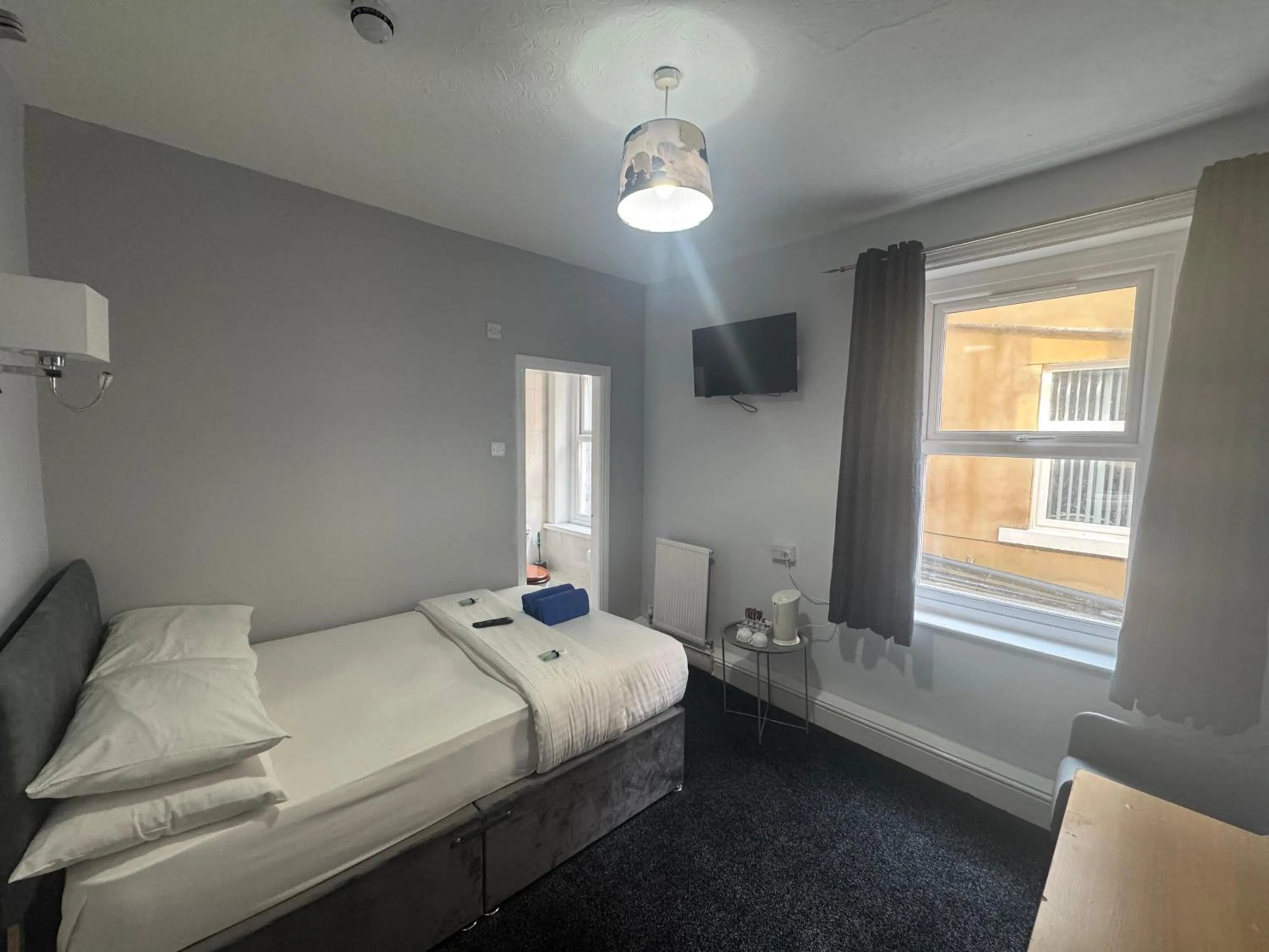 Bed in 100 Pipers Hotel