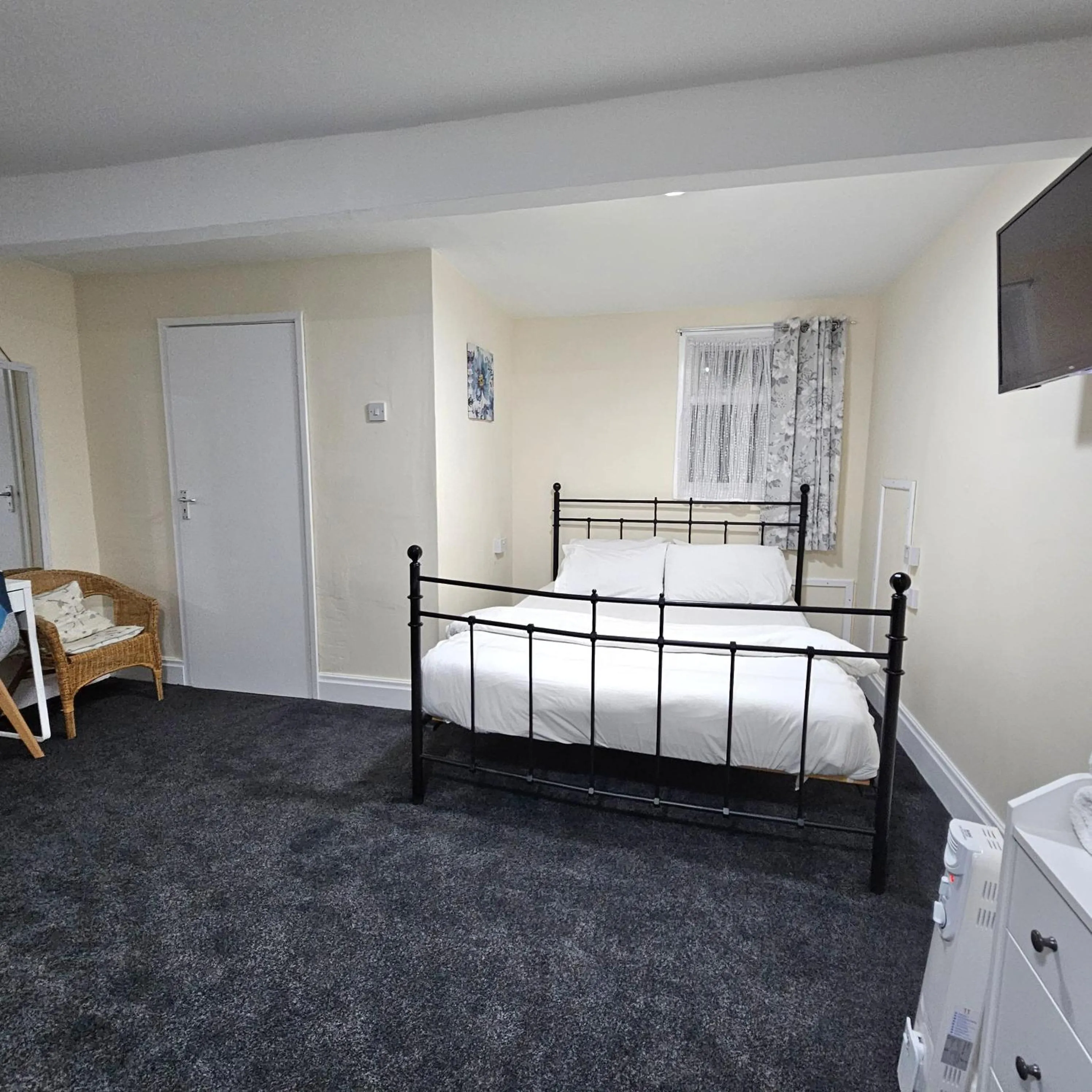 Bed in 100 Pipers Hotel