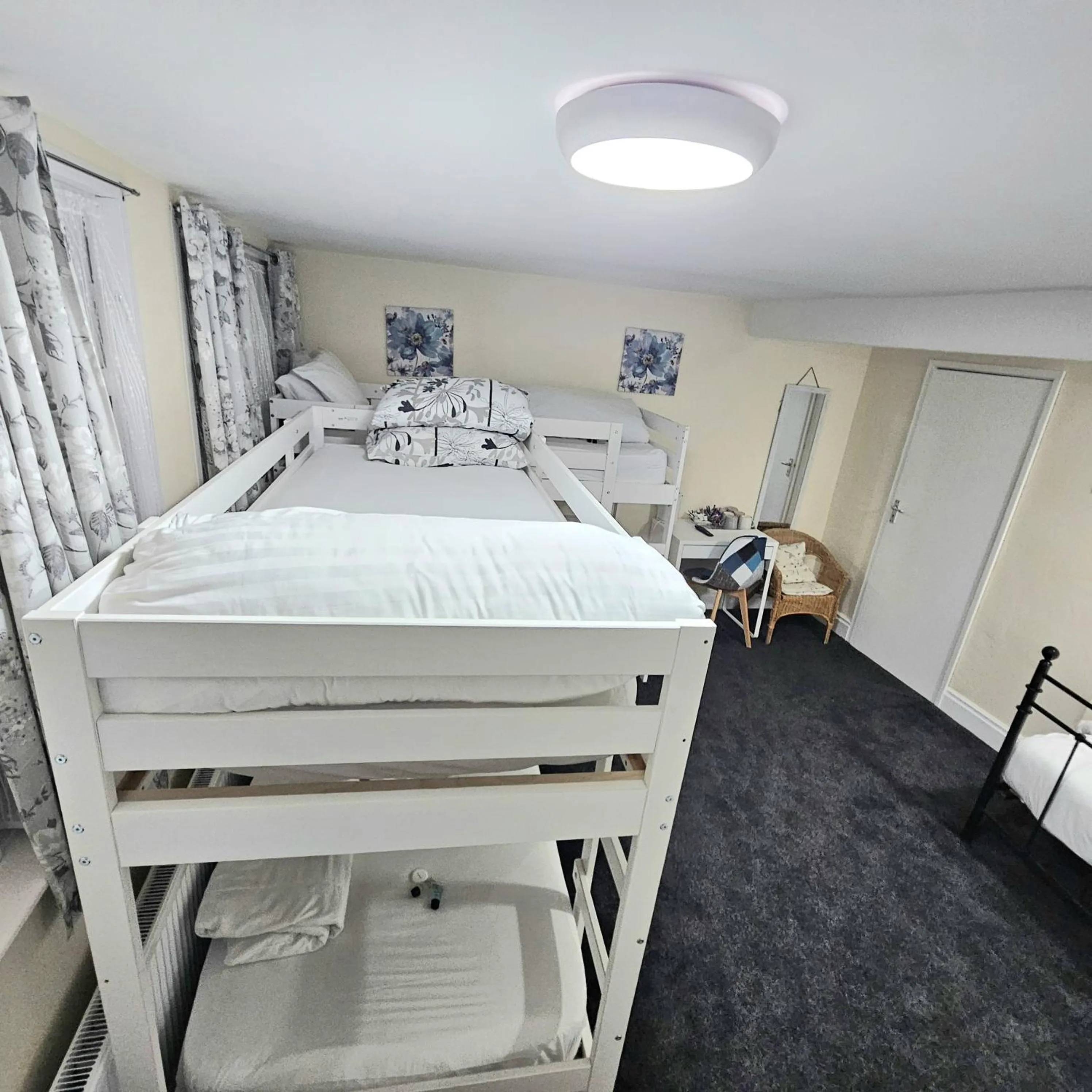 Bed in 100 Pipers Hotel