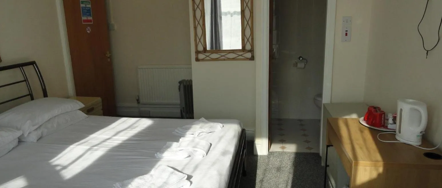 Bed in 100 Pipers Hotel