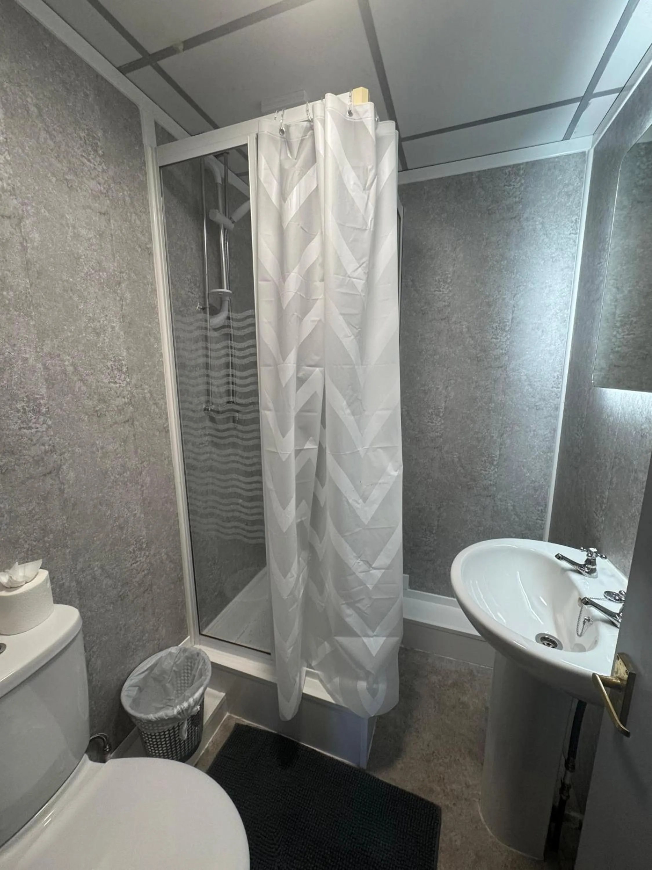 Shower in 100 Pipers Hotel