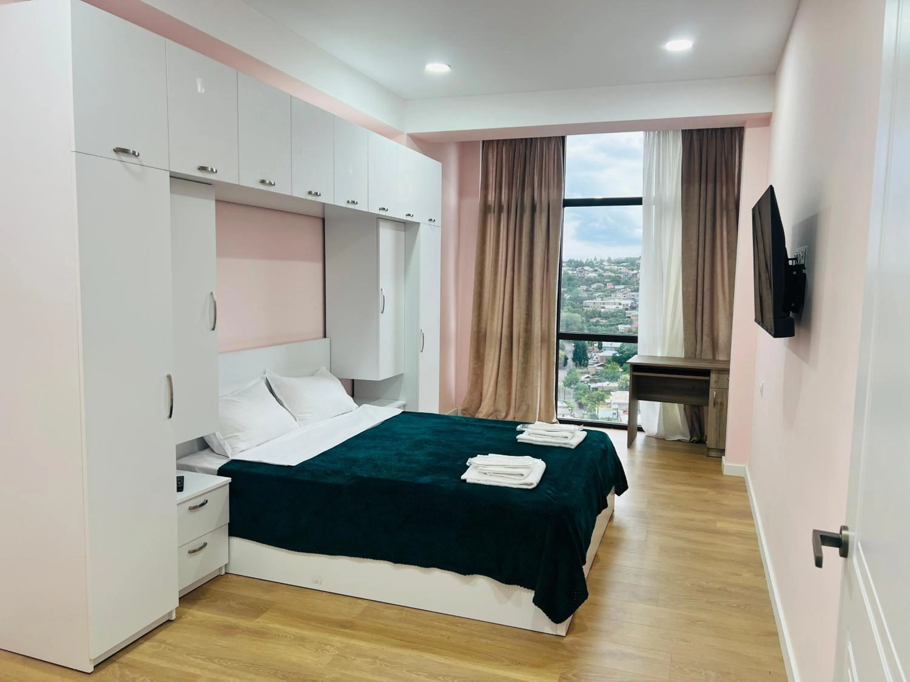 Bed in Panorama Hills Apart-Hotel