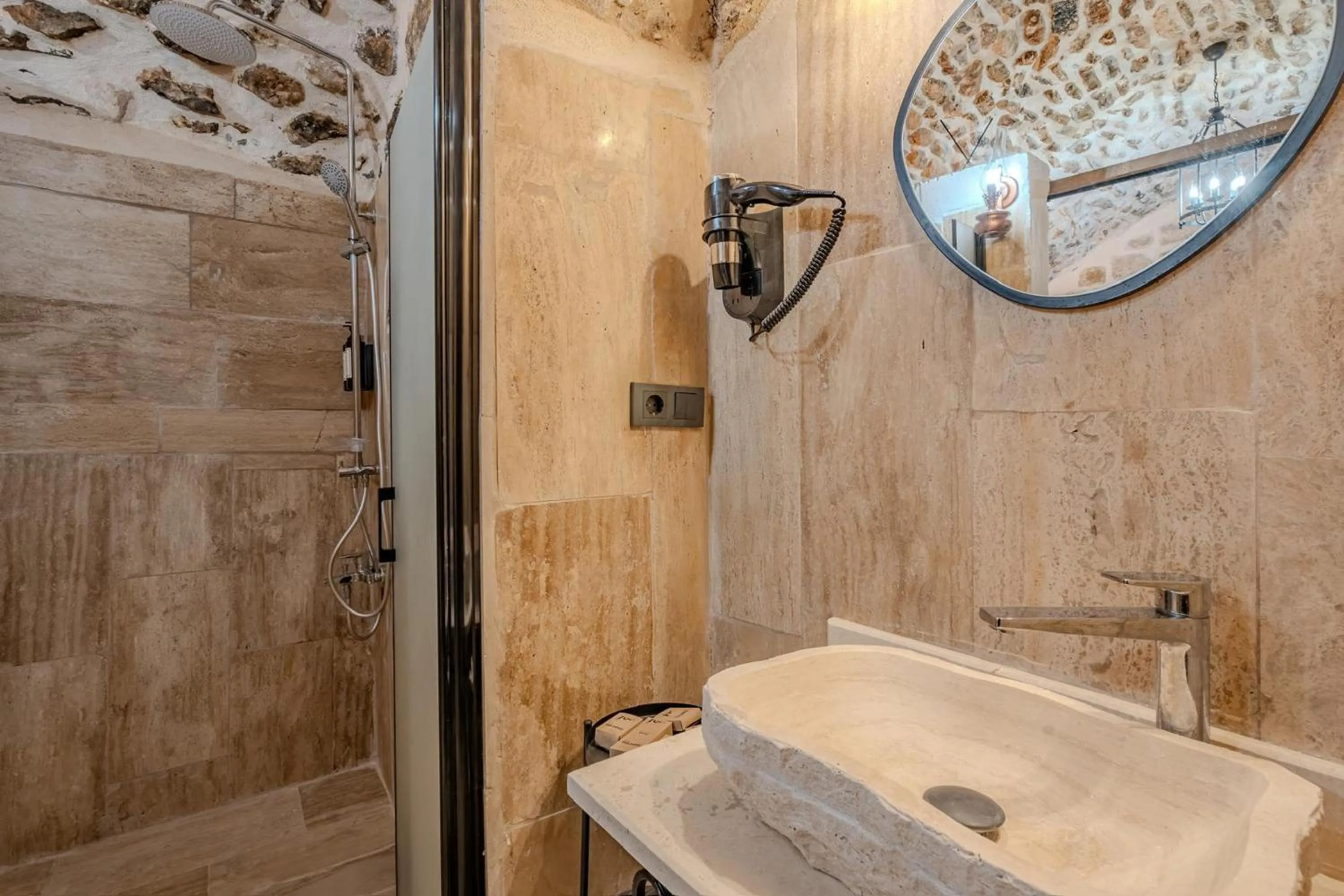 Shower in Maran House Mardin