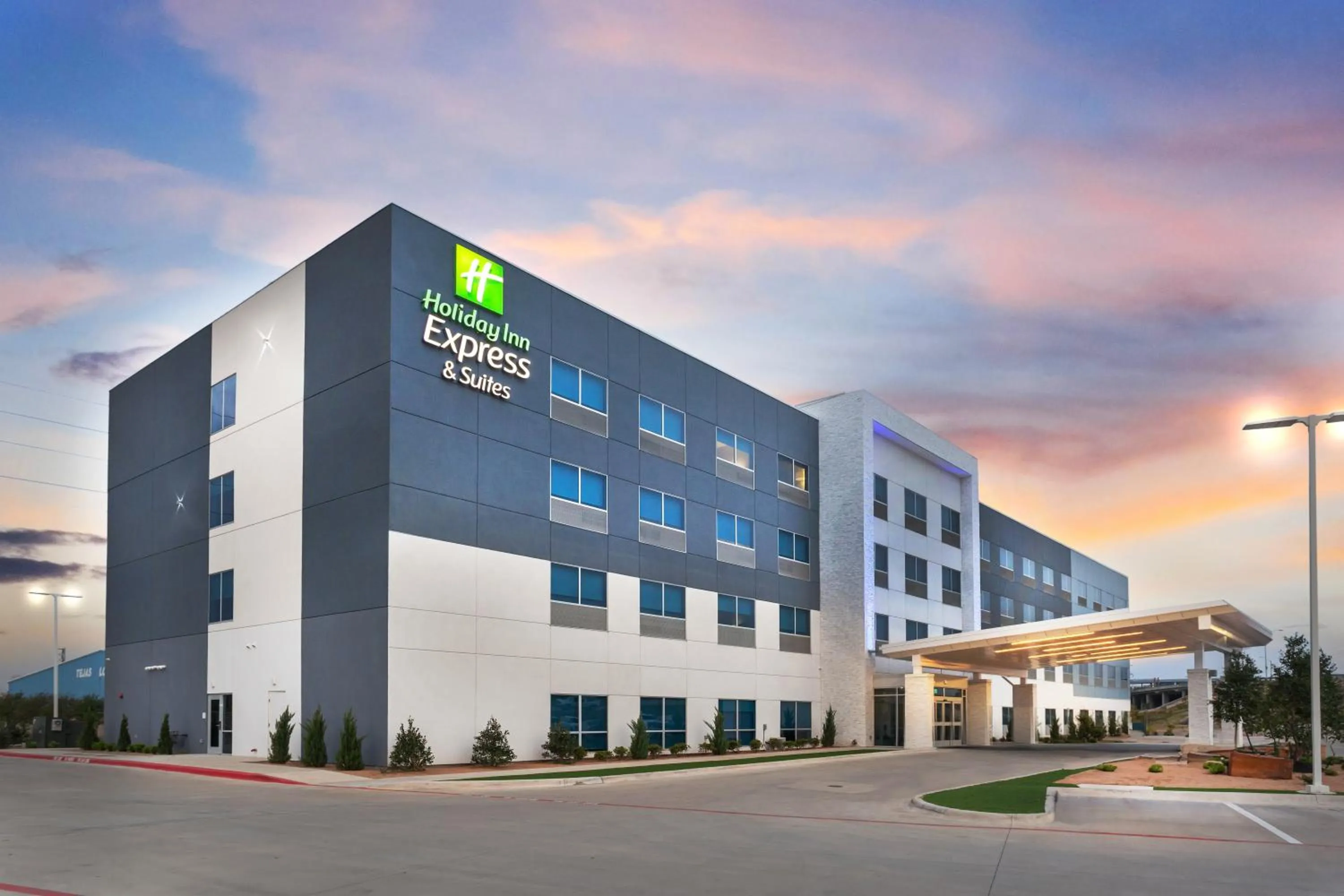 Property building in Holiday Inn Express & Suites Waco Downtown by IHG