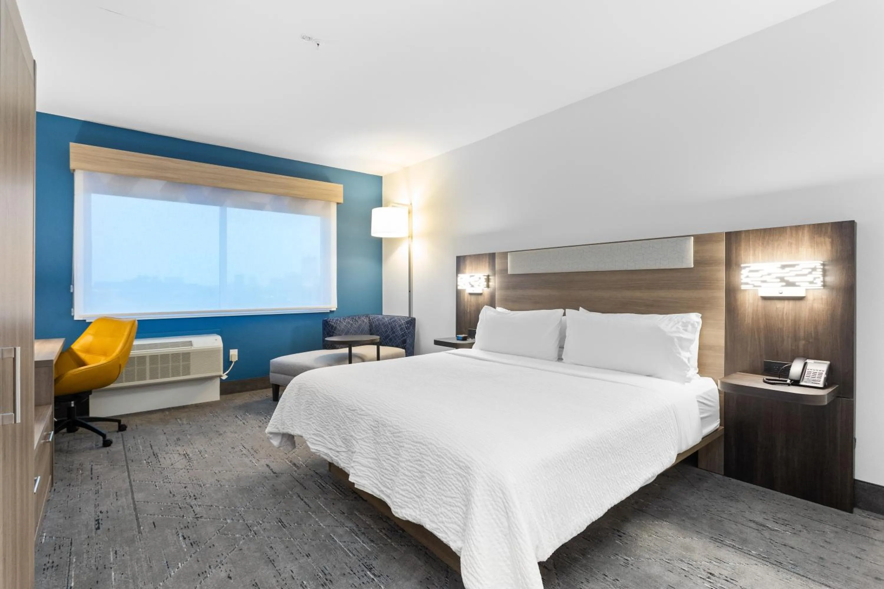 Bed in Holiday Inn Express & Suites Waco Downtown by IHG