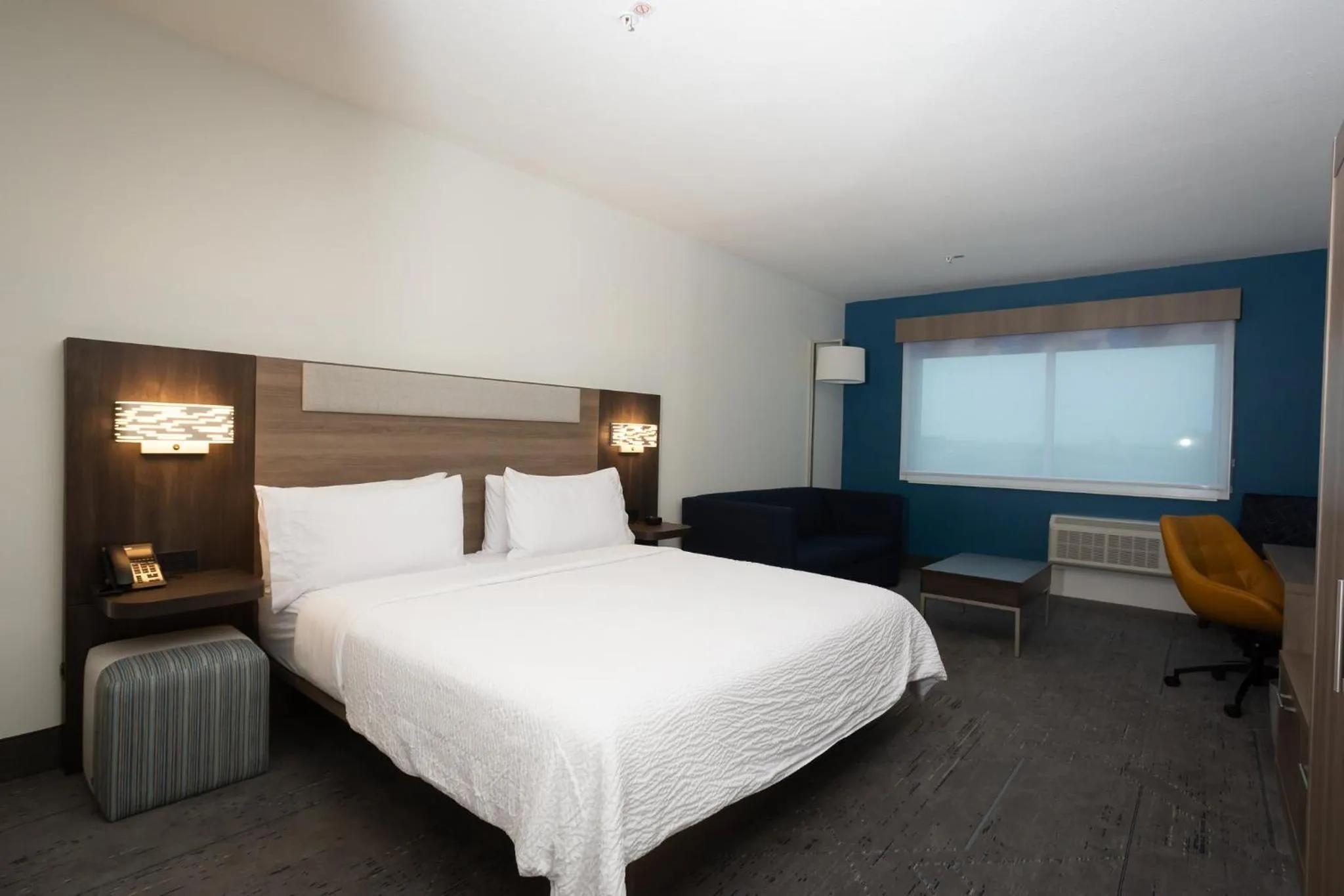 Photo of the whole room, Bed in Holiday Inn Express & Suites Waco Downtown by IHG