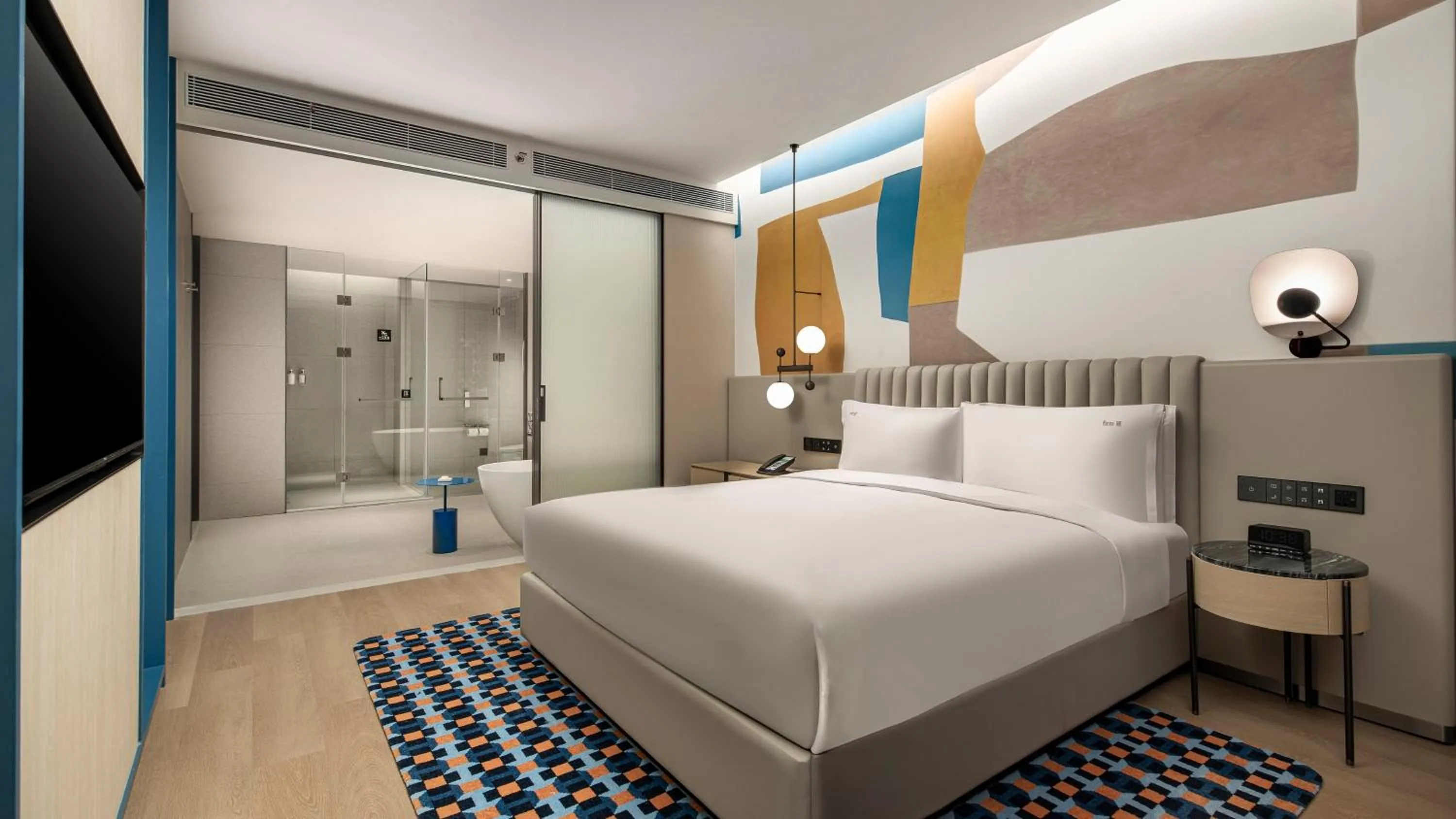 Photo of the whole room, Bed in Holiday Inn Shanghai Pudong Airport, an IHG Hotel