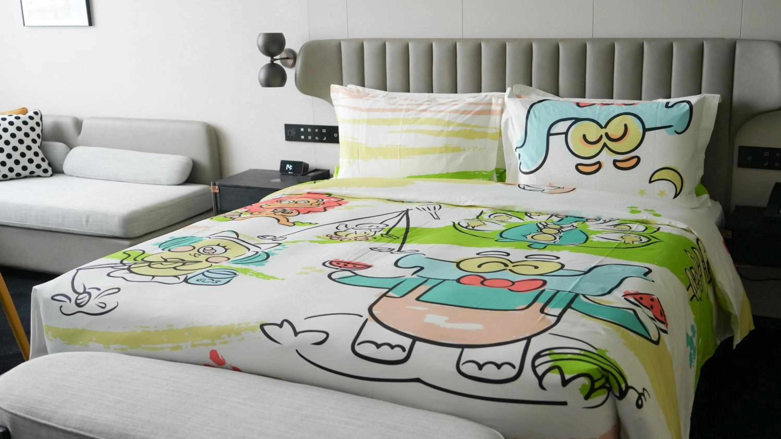 Photo of the whole room, Bed in Holiday Inn Shanghai Pudong Airport, an IHG Hotel