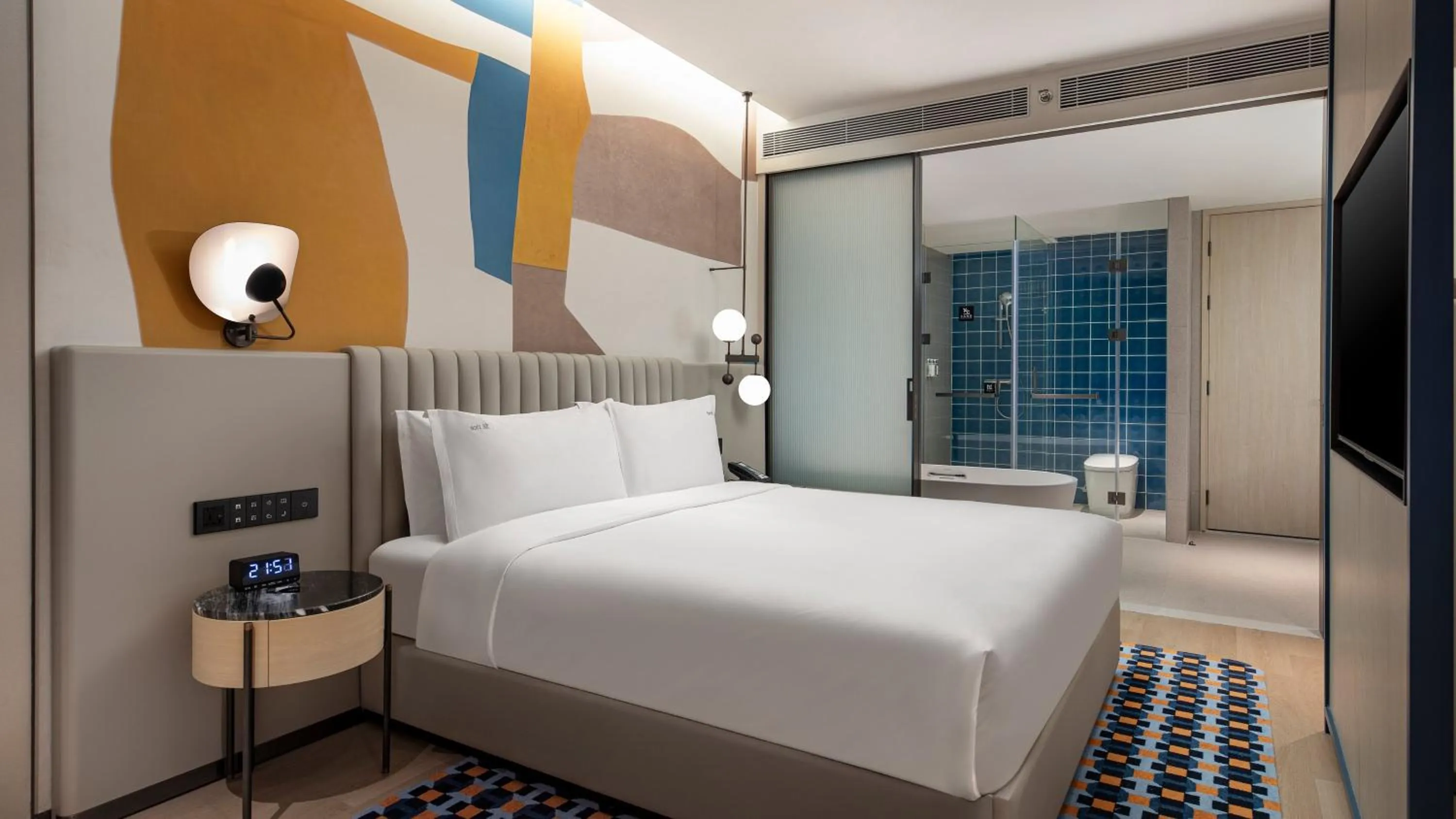 Photo of the whole room, Bed in Holiday Inn Shanghai Pudong Airport, an IHG Hotel