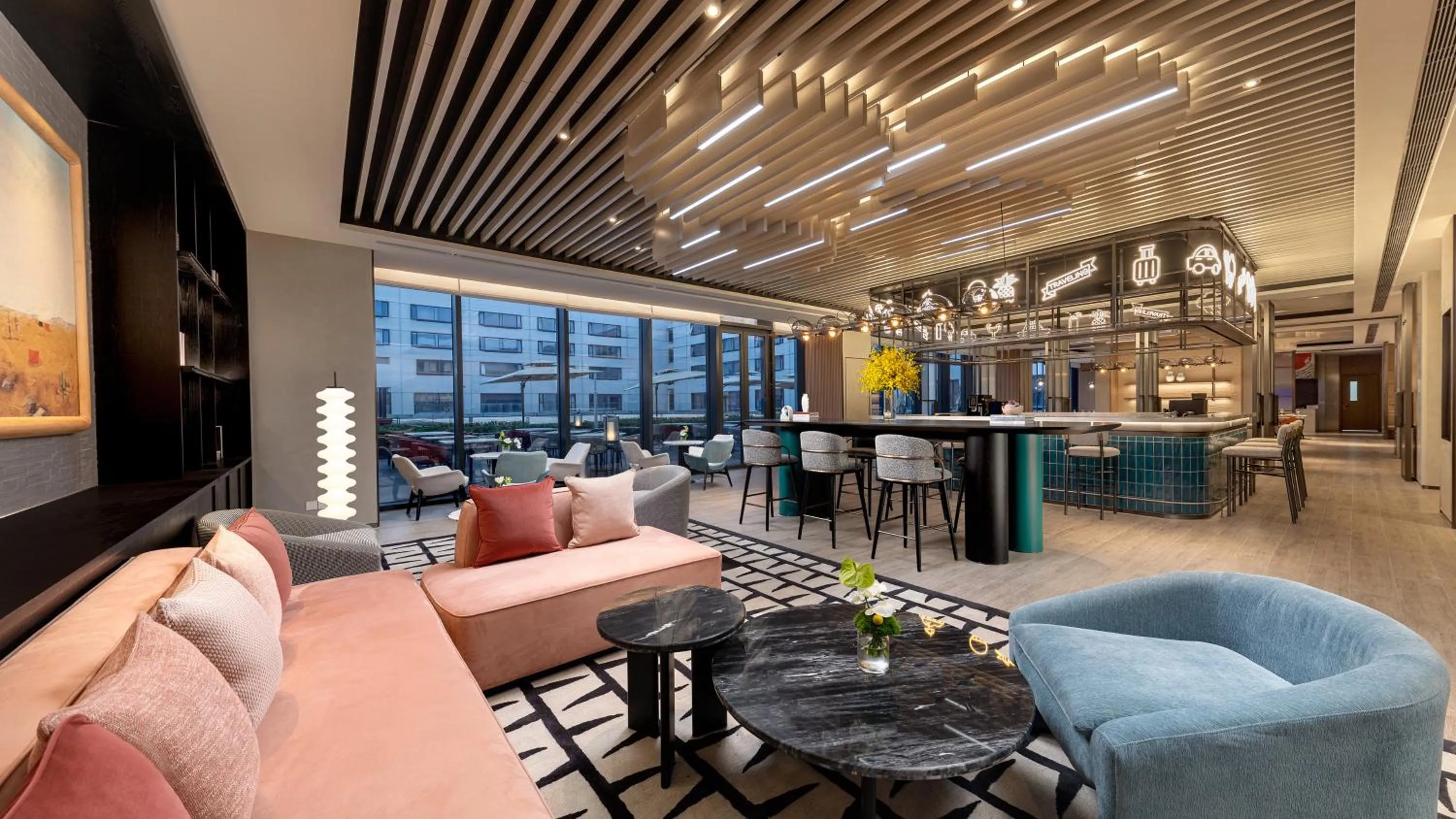 Lounge or bar in Holiday Inn Shanghai Pudong Airport, an IHG Hotel