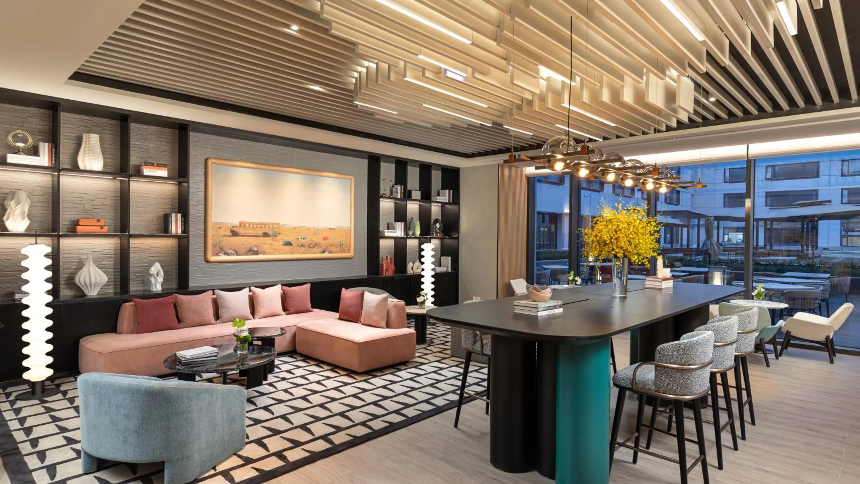 Lounge or bar in Holiday Inn Shanghai Pudong Airport, an IHG Hotel