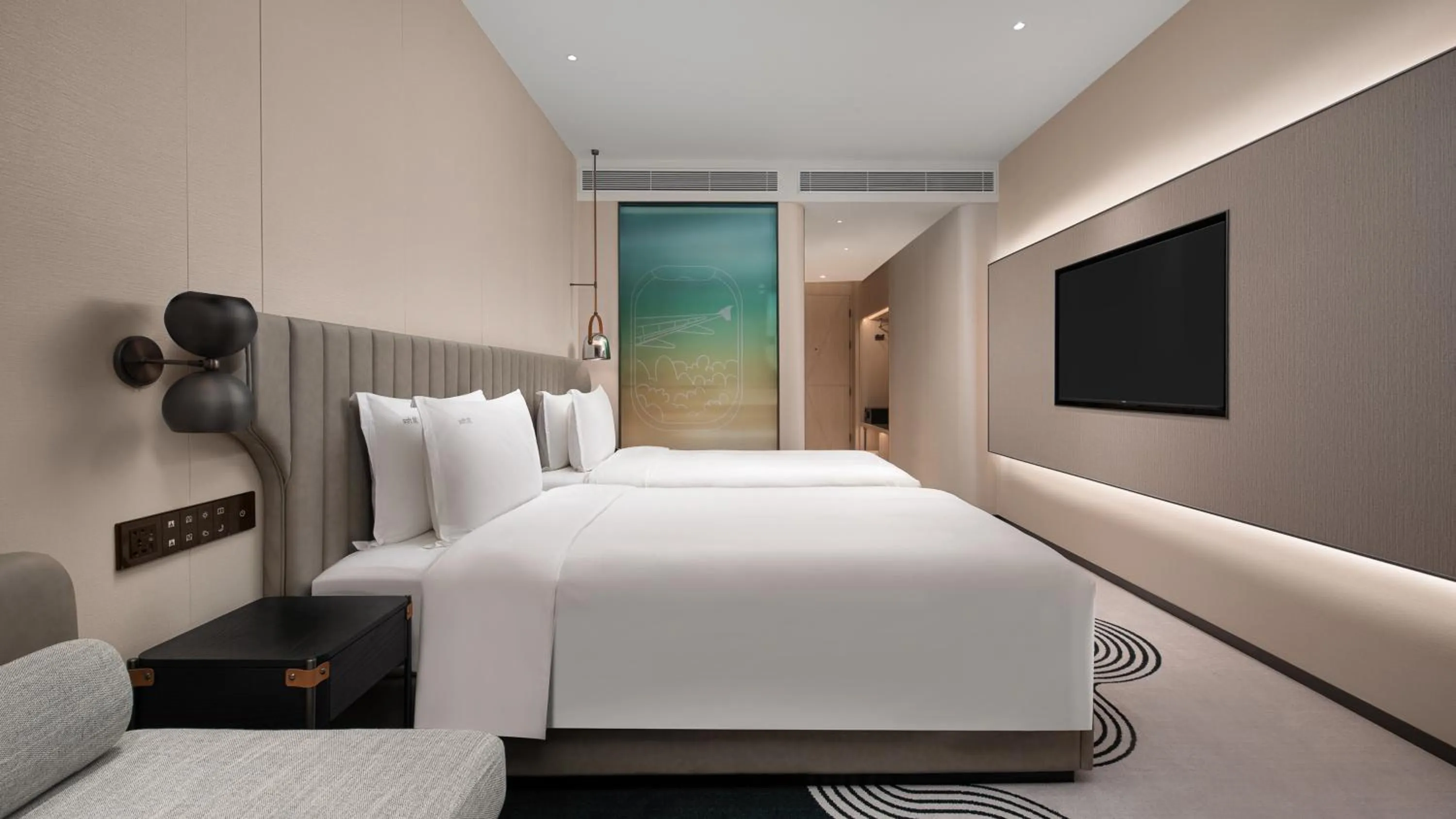 Photo of the whole room, Bed in Holiday Inn Shanghai Pudong Airport, an IHG Hotel