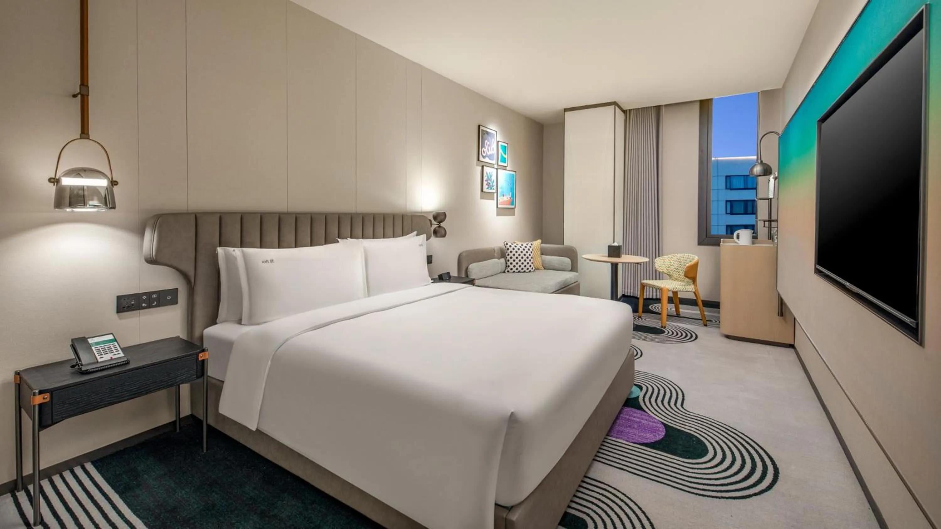 Photo of the whole room, Bed in Holiday Inn Shanghai Pudong Airport, an IHG Hotel