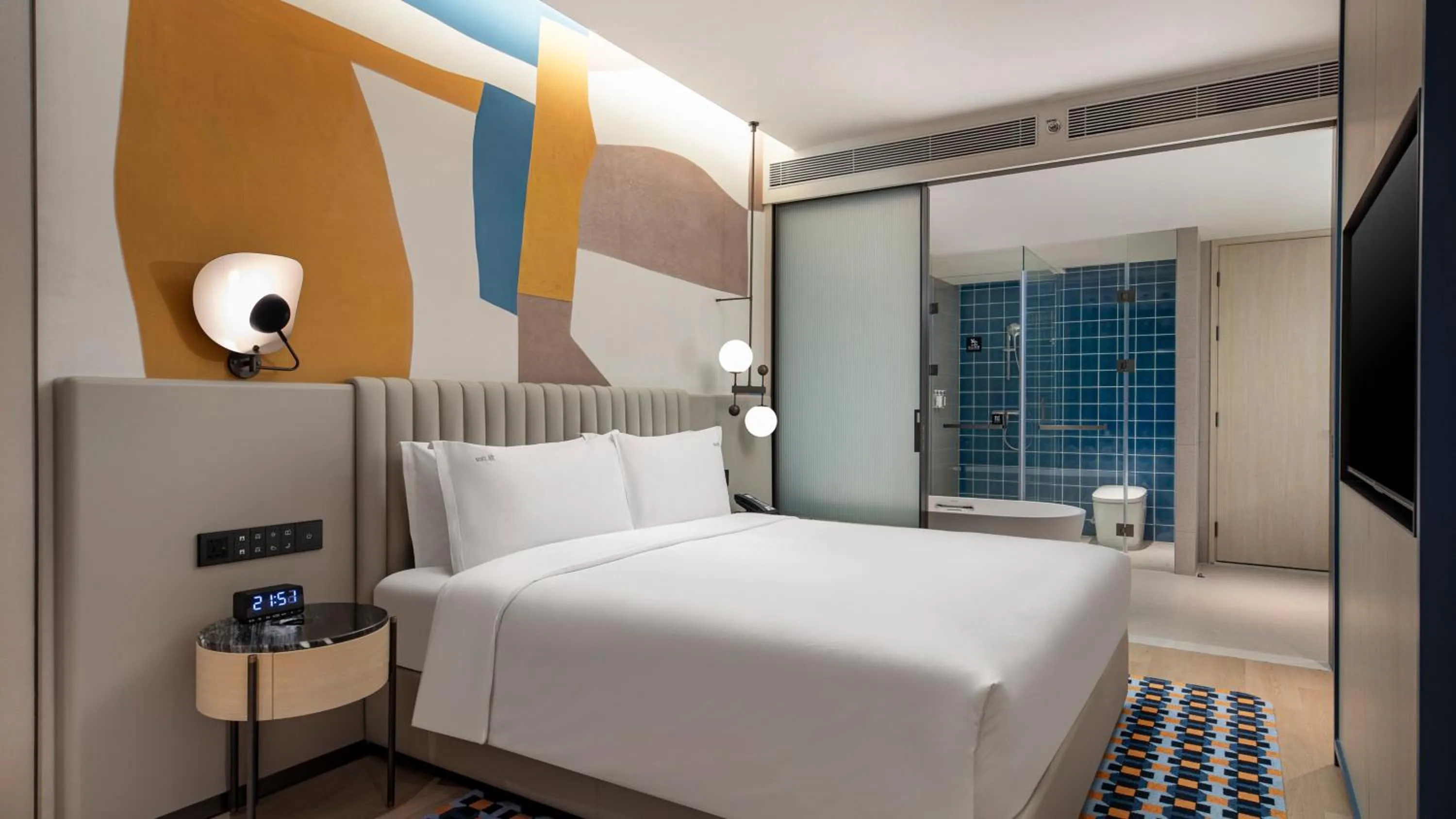 Photo of the whole room, Bed in Holiday Inn Shanghai Pudong Airport, an IHG Hotel