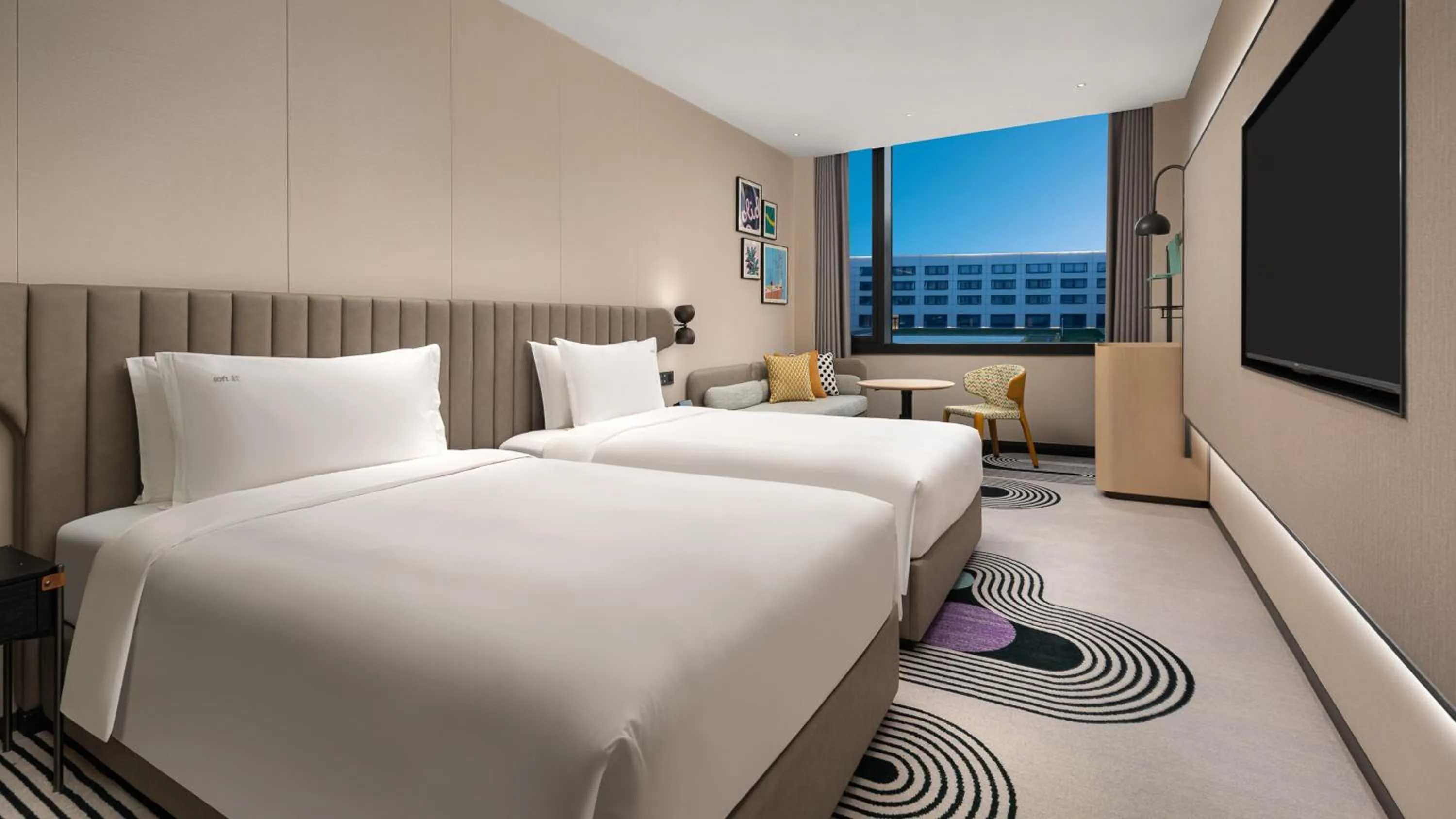 Photo of the whole room, Bed in Holiday Inn Shanghai Pudong Airport, an IHG Hotel