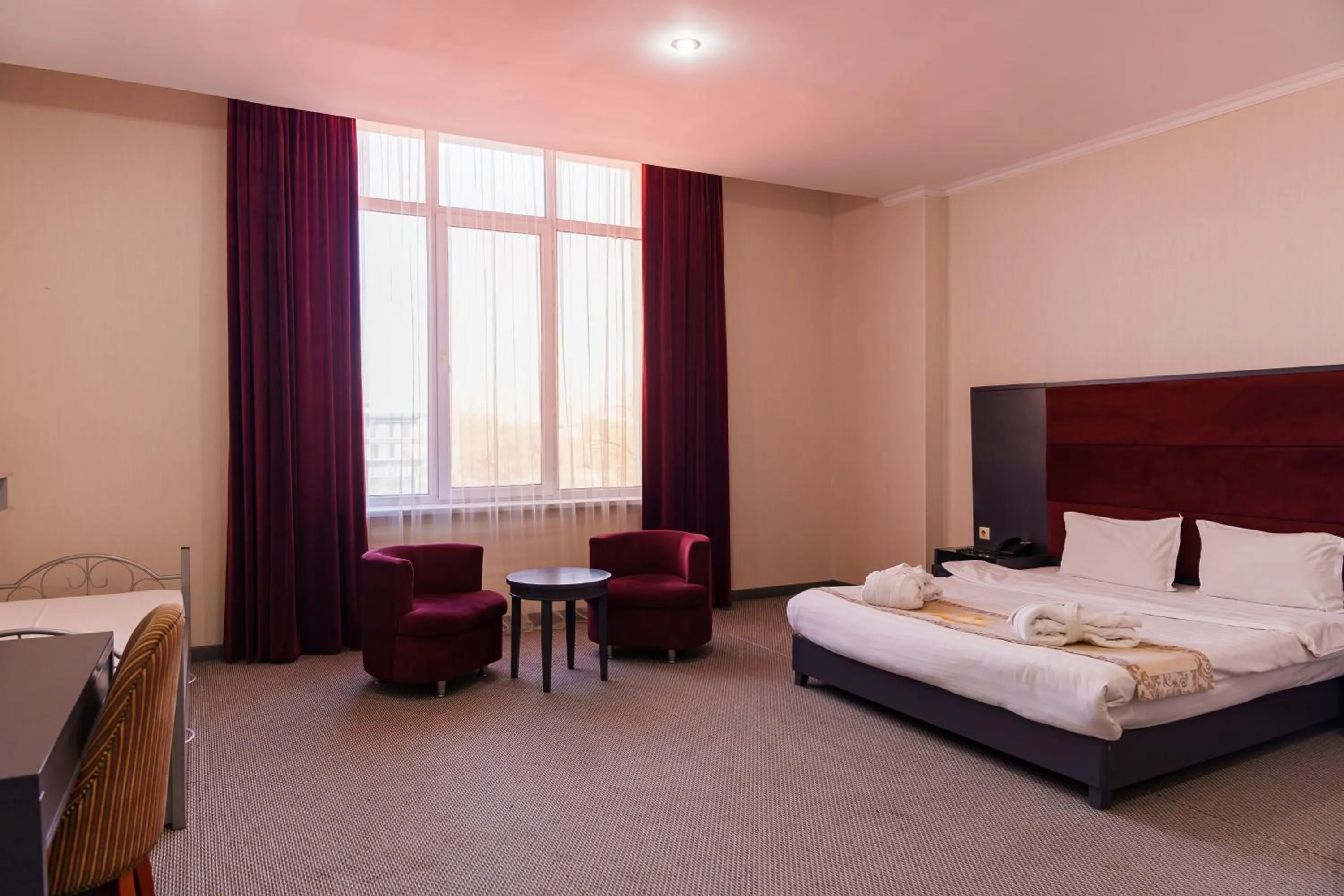 Photo of the whole room, Bed in Almaty Grand Erbil Hotel