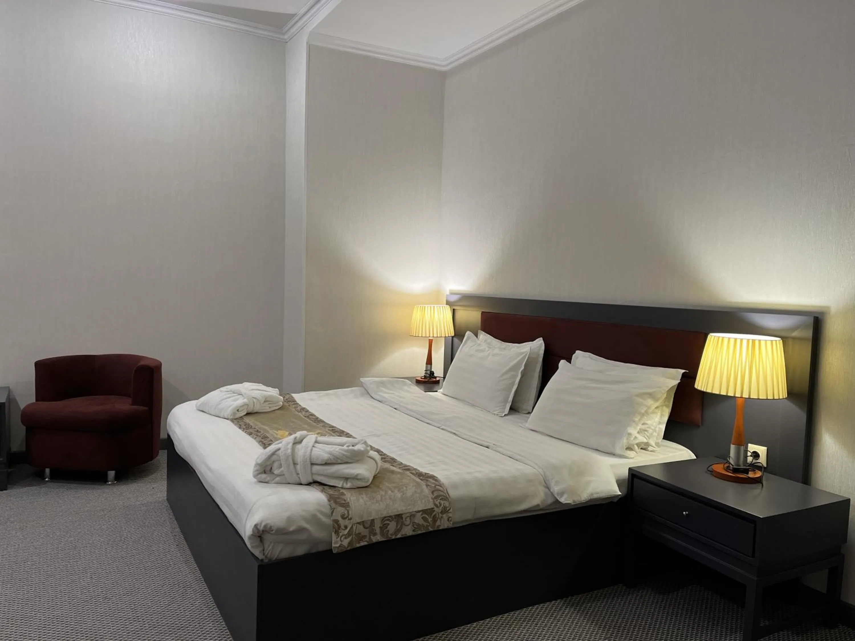 Photo of the whole room, Bed in Almaty Grand Erbil Hotel