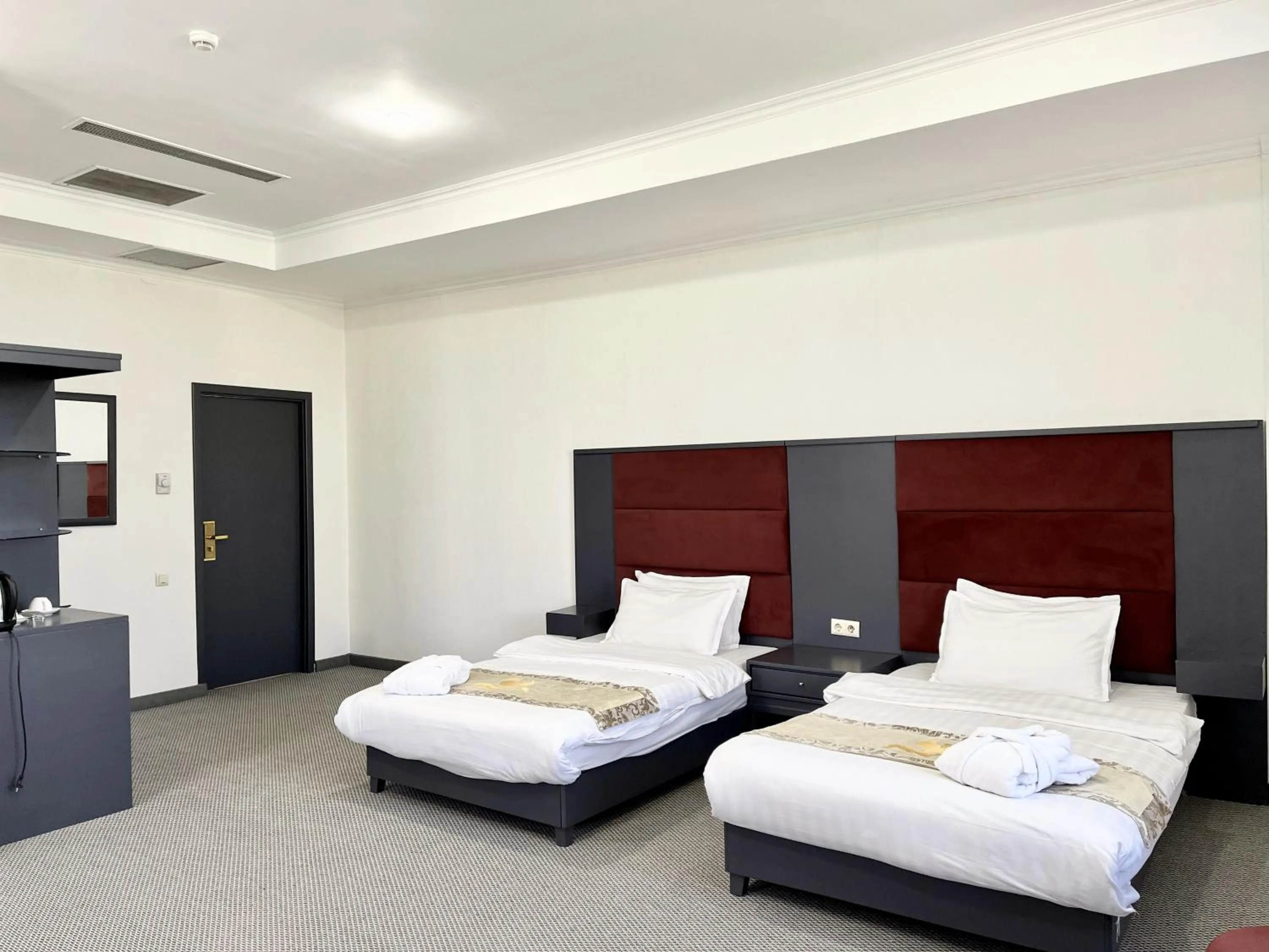 Photo of the whole room, Bed in Almaty Grand Erbil Hotel