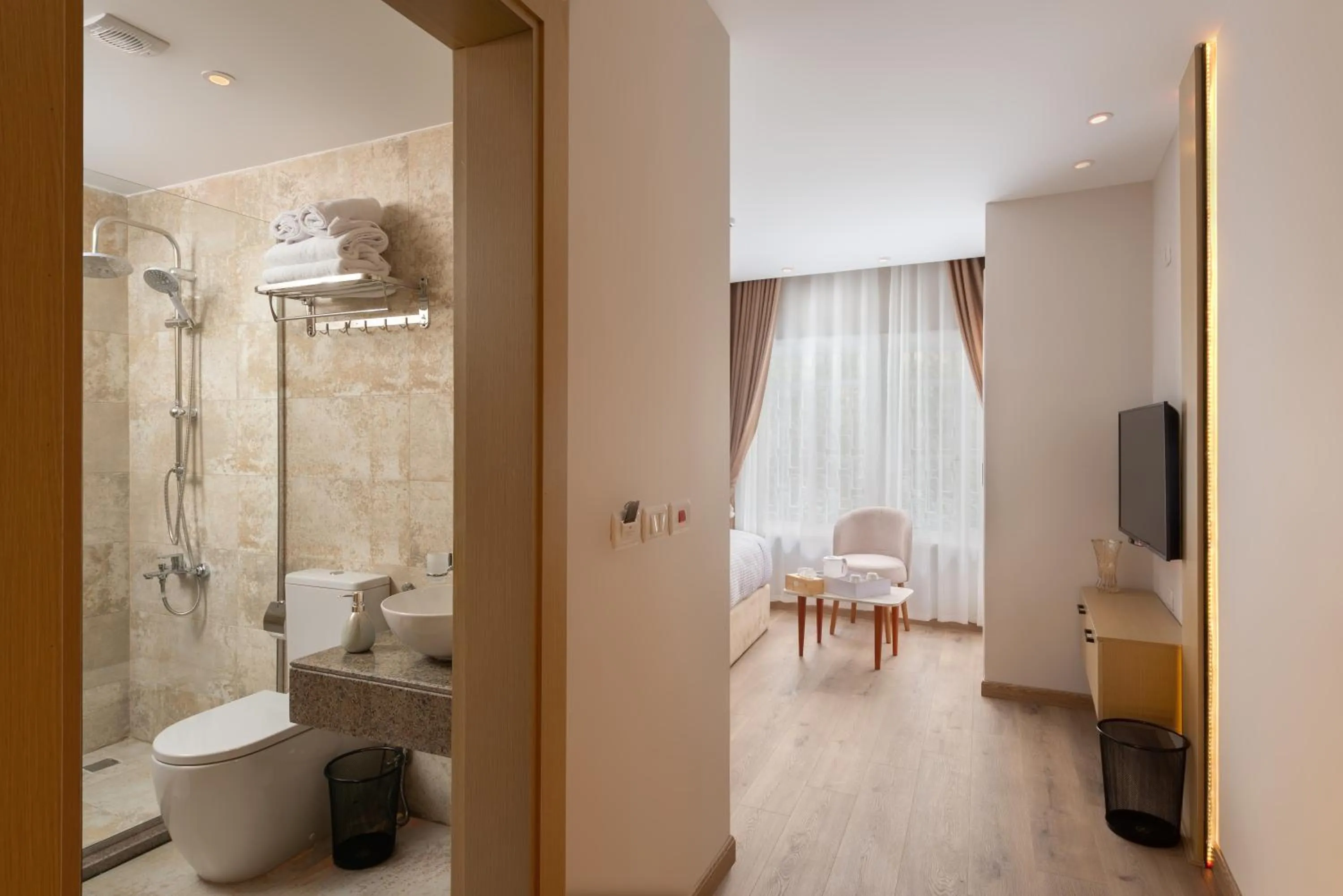 Photo of the whole room in Elegance Grand City Hotel