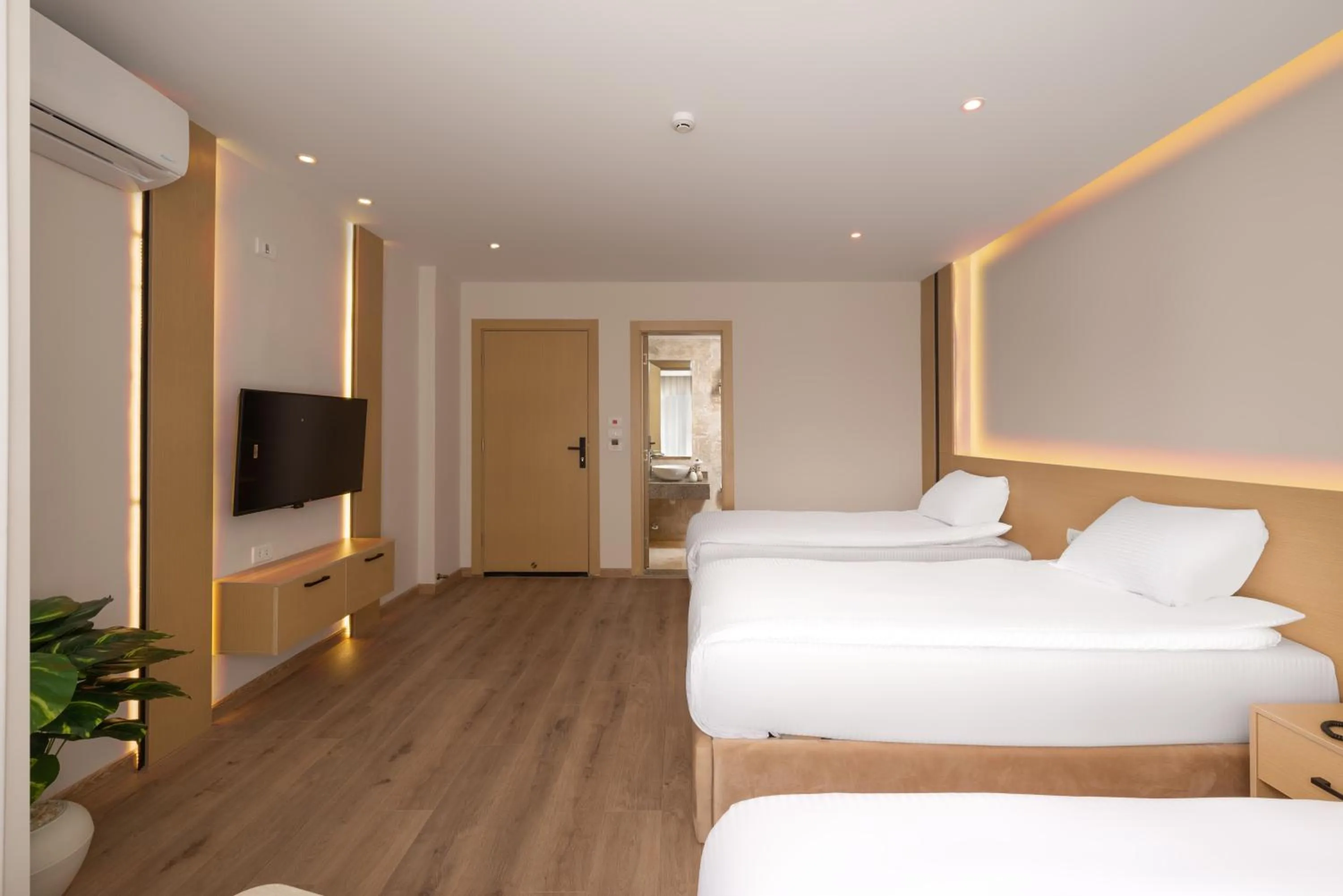 Photo of the whole room, Bed in Elegance Grand City Hotel