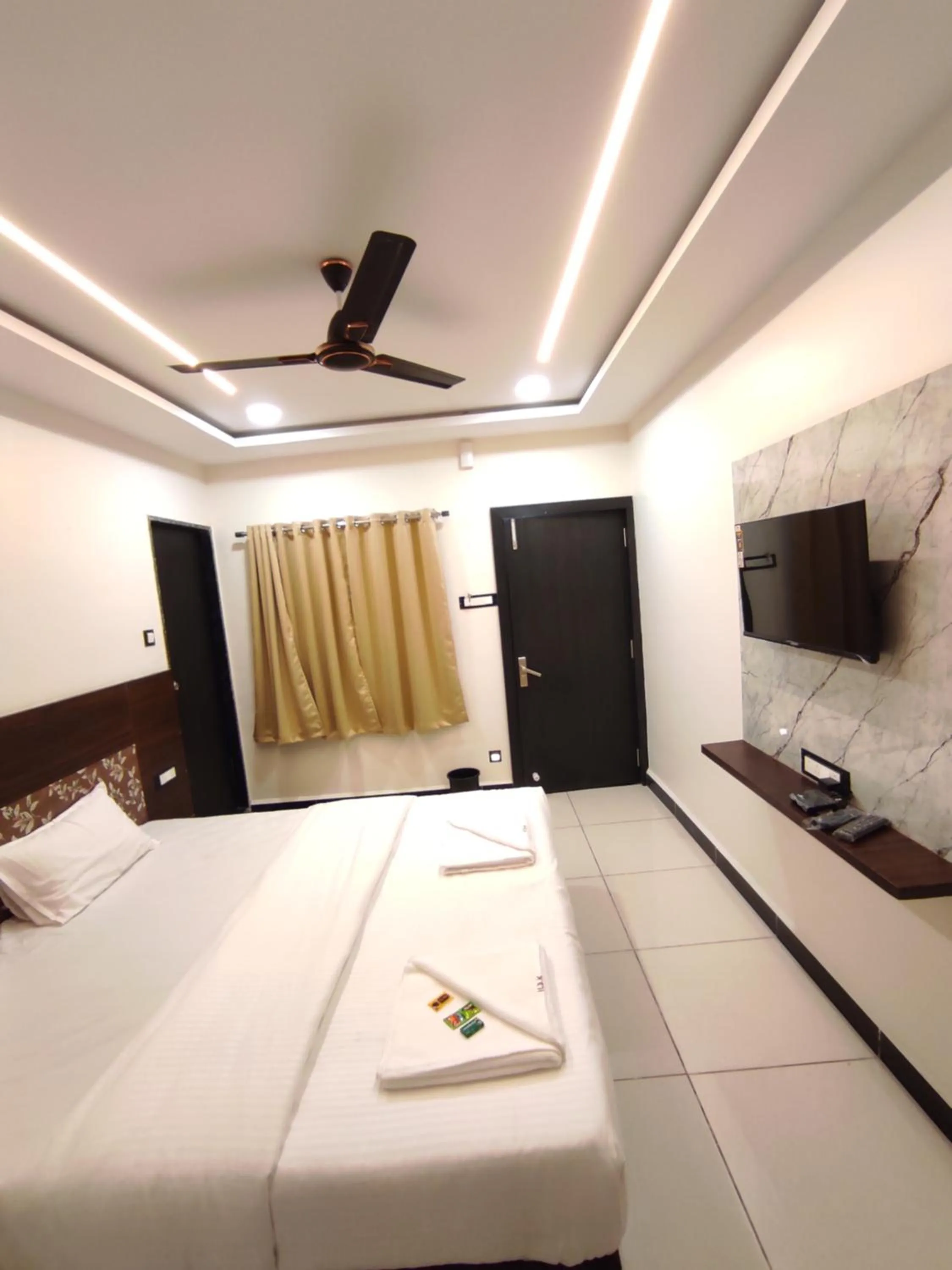Communal lounge/ TV room in Hotel Dev Kripa