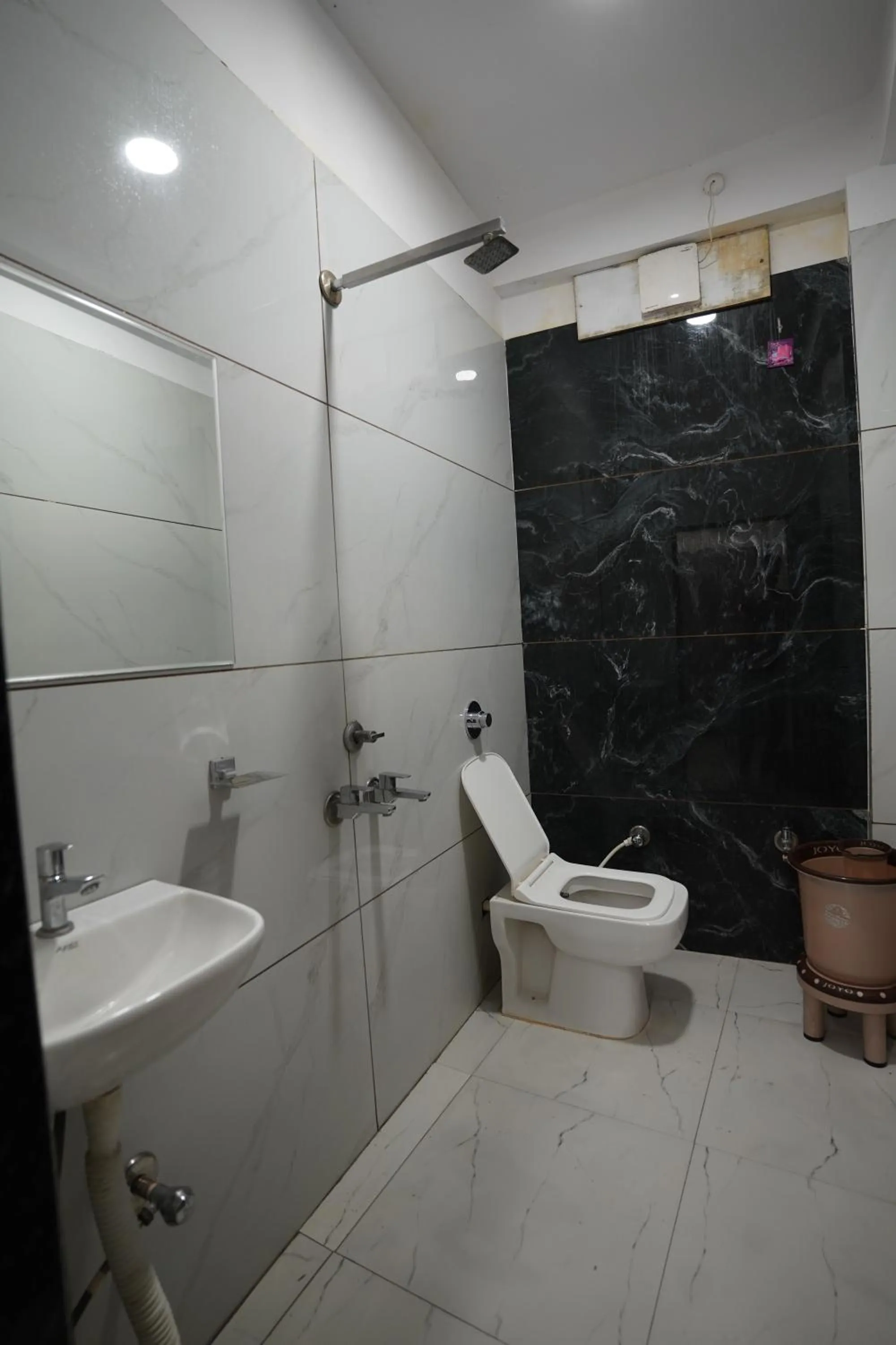 Shower in Hotel Dev Kripa