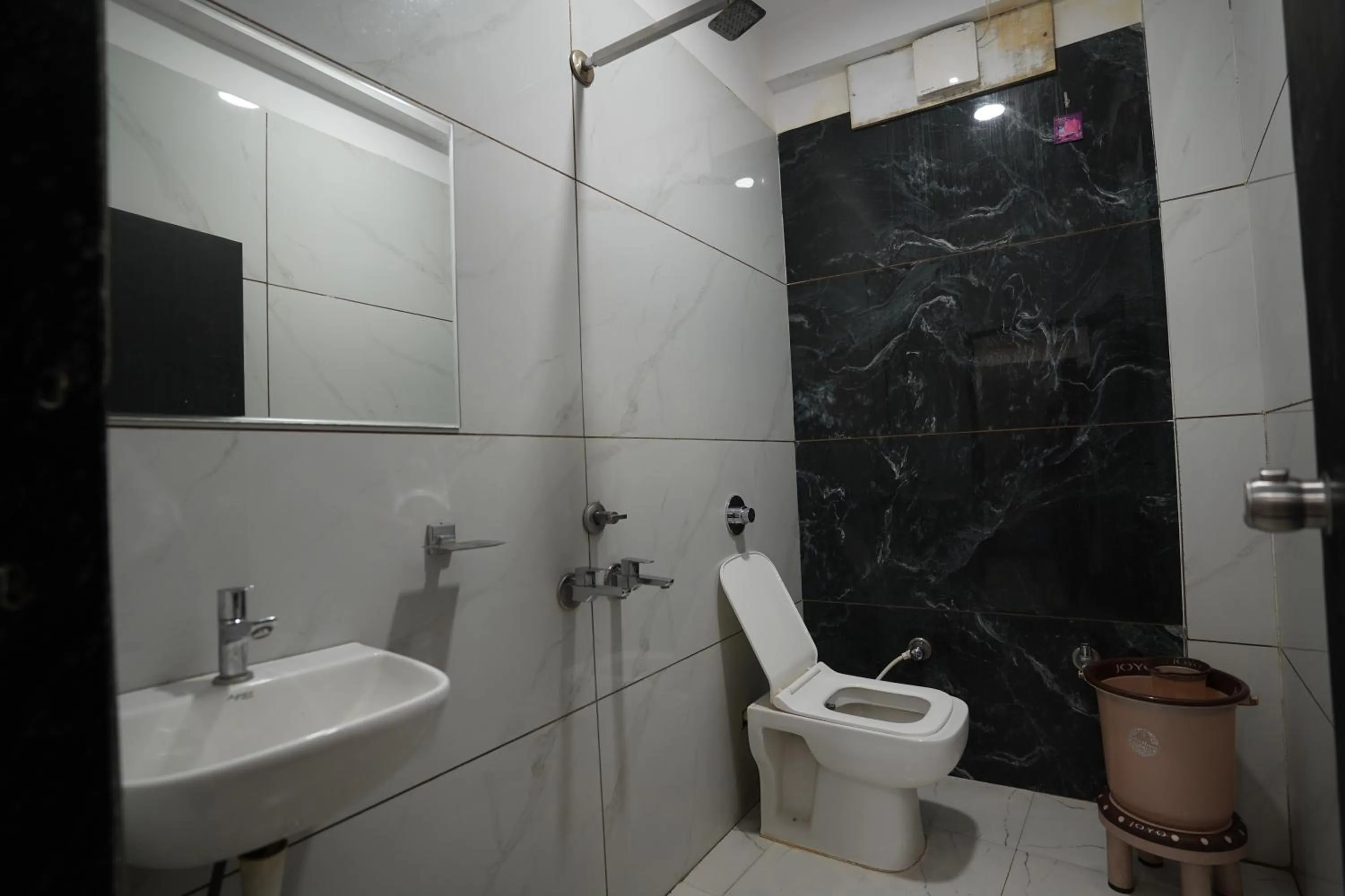 Shower in Hotel Dev Kripa