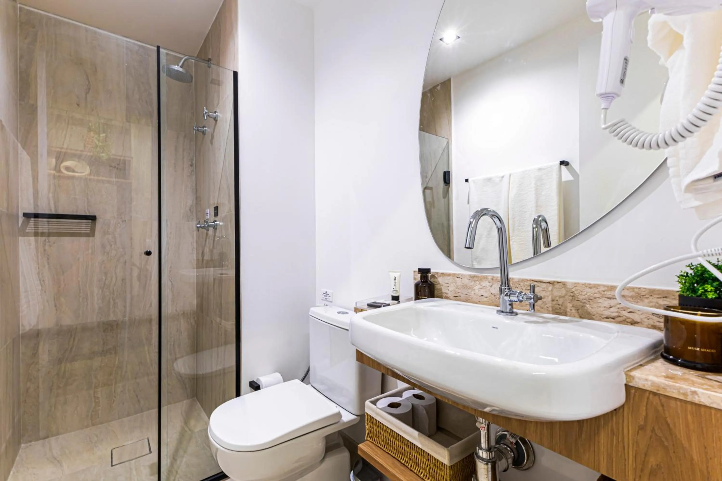 Shower in Charlie Santo Amaro - Piscina, Academia e Nota 9,2