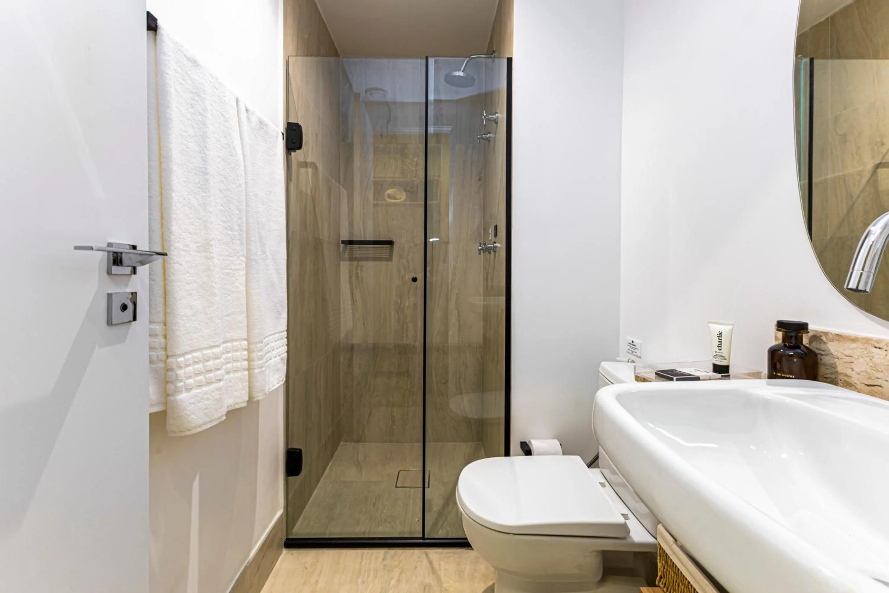 Shower in Charlie Santo Amaro - Piscina, Academia e Nota 9,2