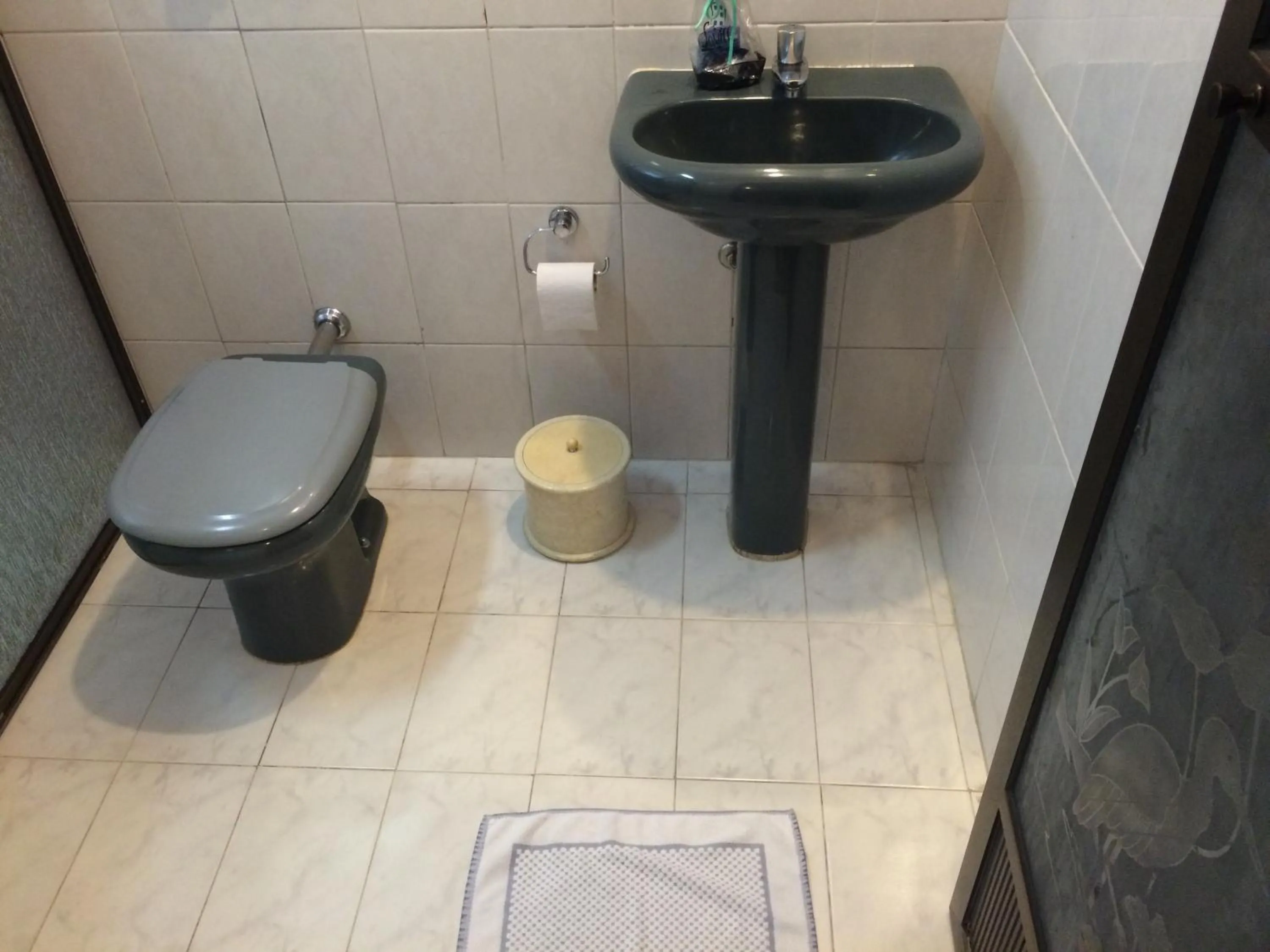 Bathroom in Saville Hotel