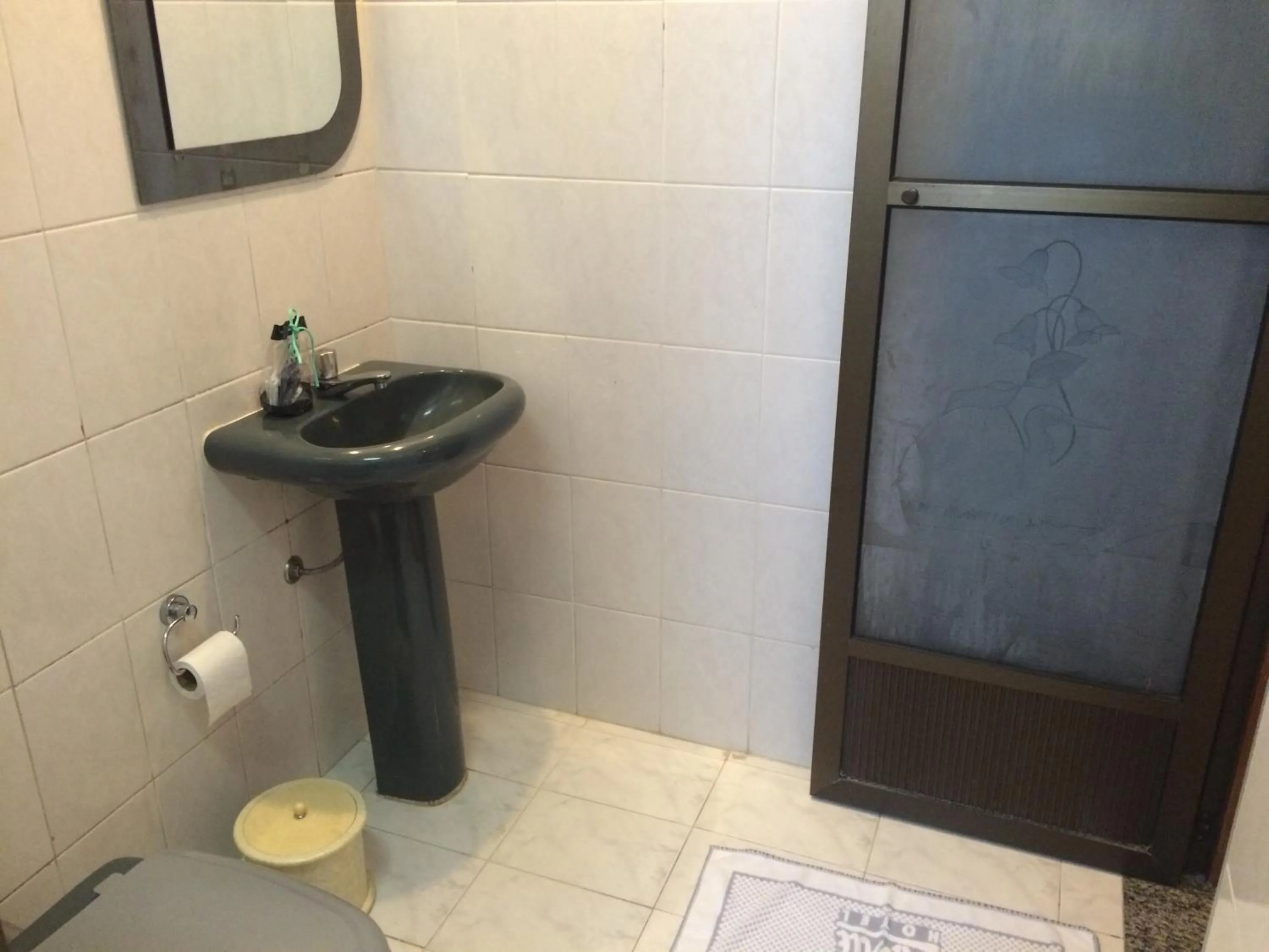 Bathroom in Saville Hotel