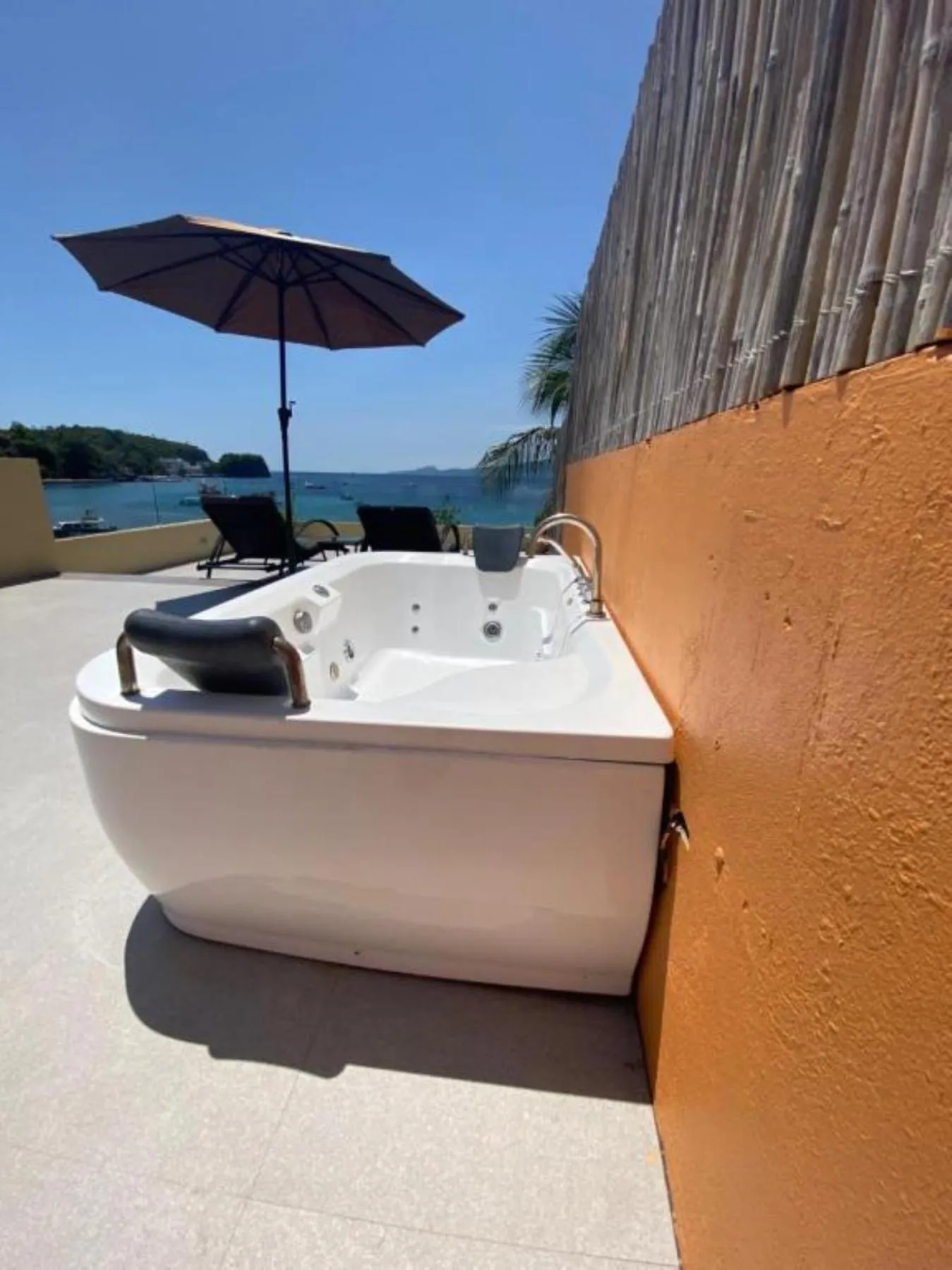 Hot Tub in Papa Freds Beach Resort