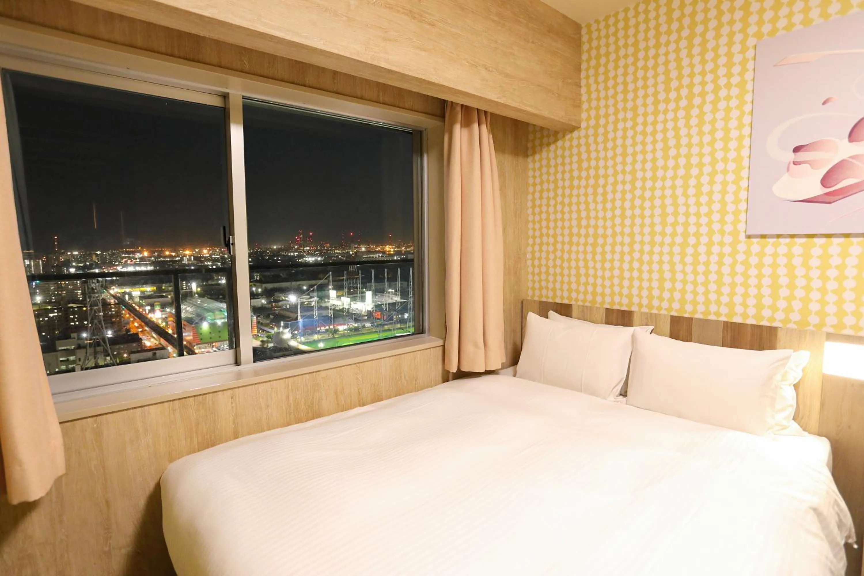 City view, Bed in Hiyori Hotel Osaka Suminoekoen Station