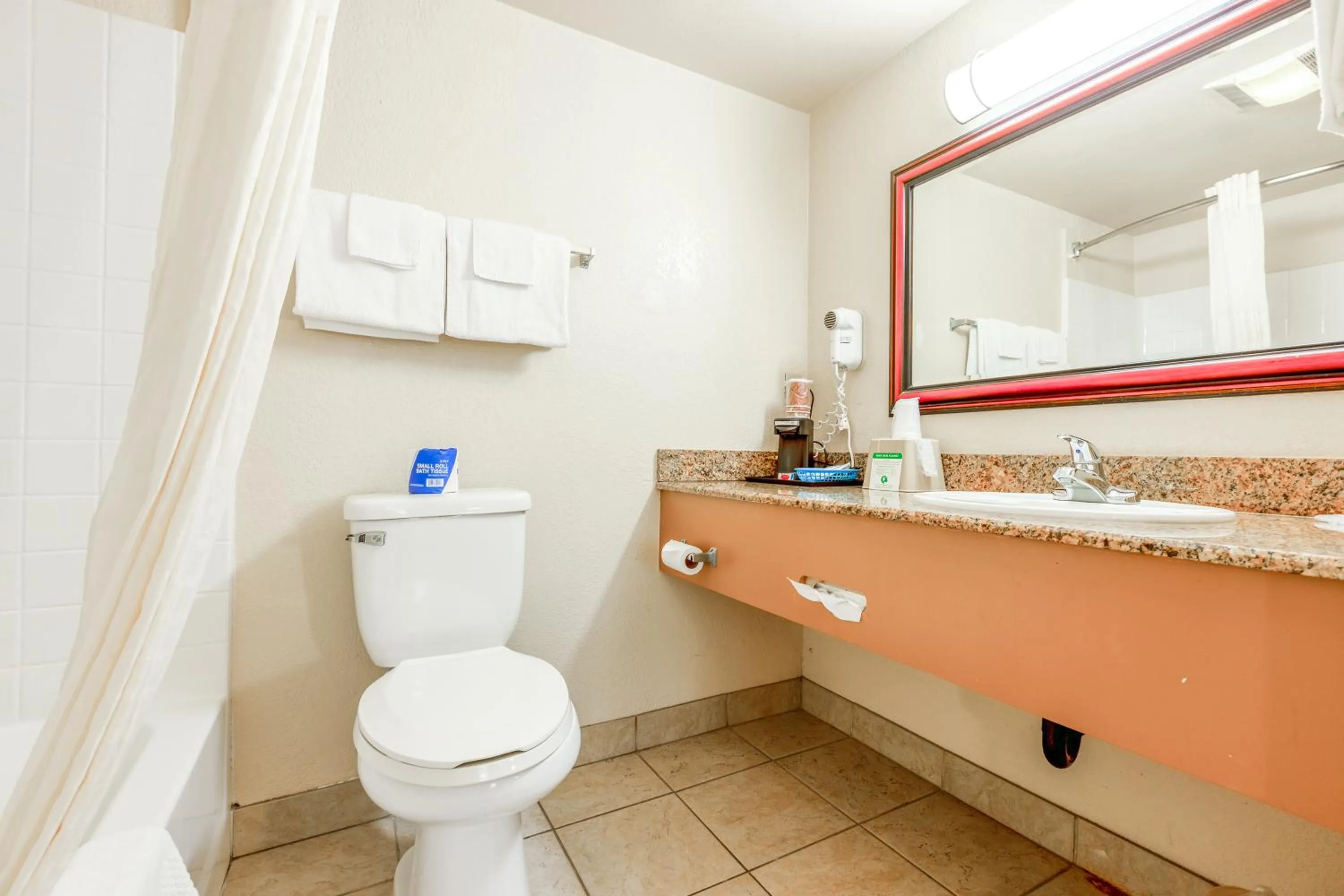 Bathroom in Hotel Avenida, San Clemente Beach