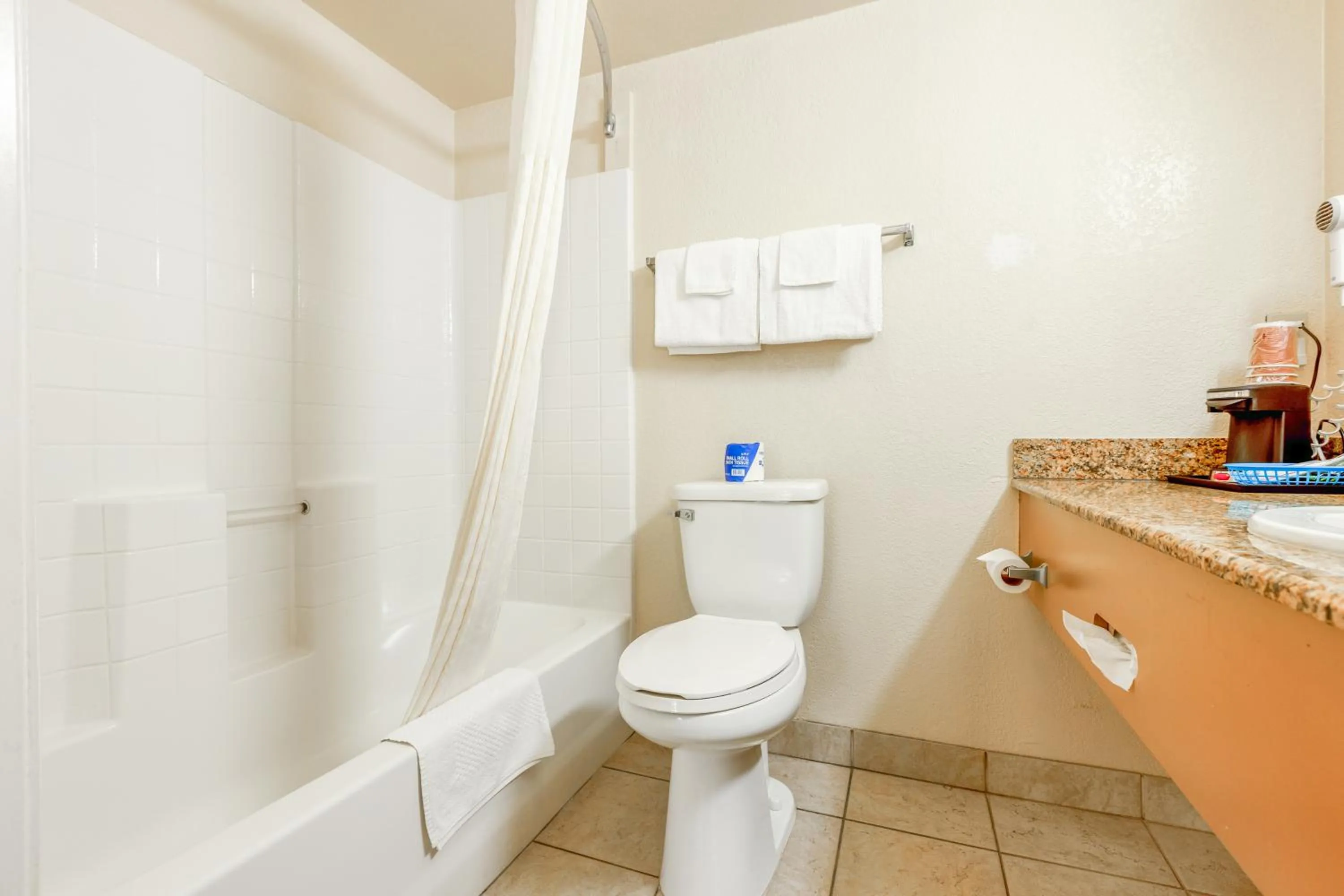 Bathroom in Hotel Avenida, San Clemente Beach