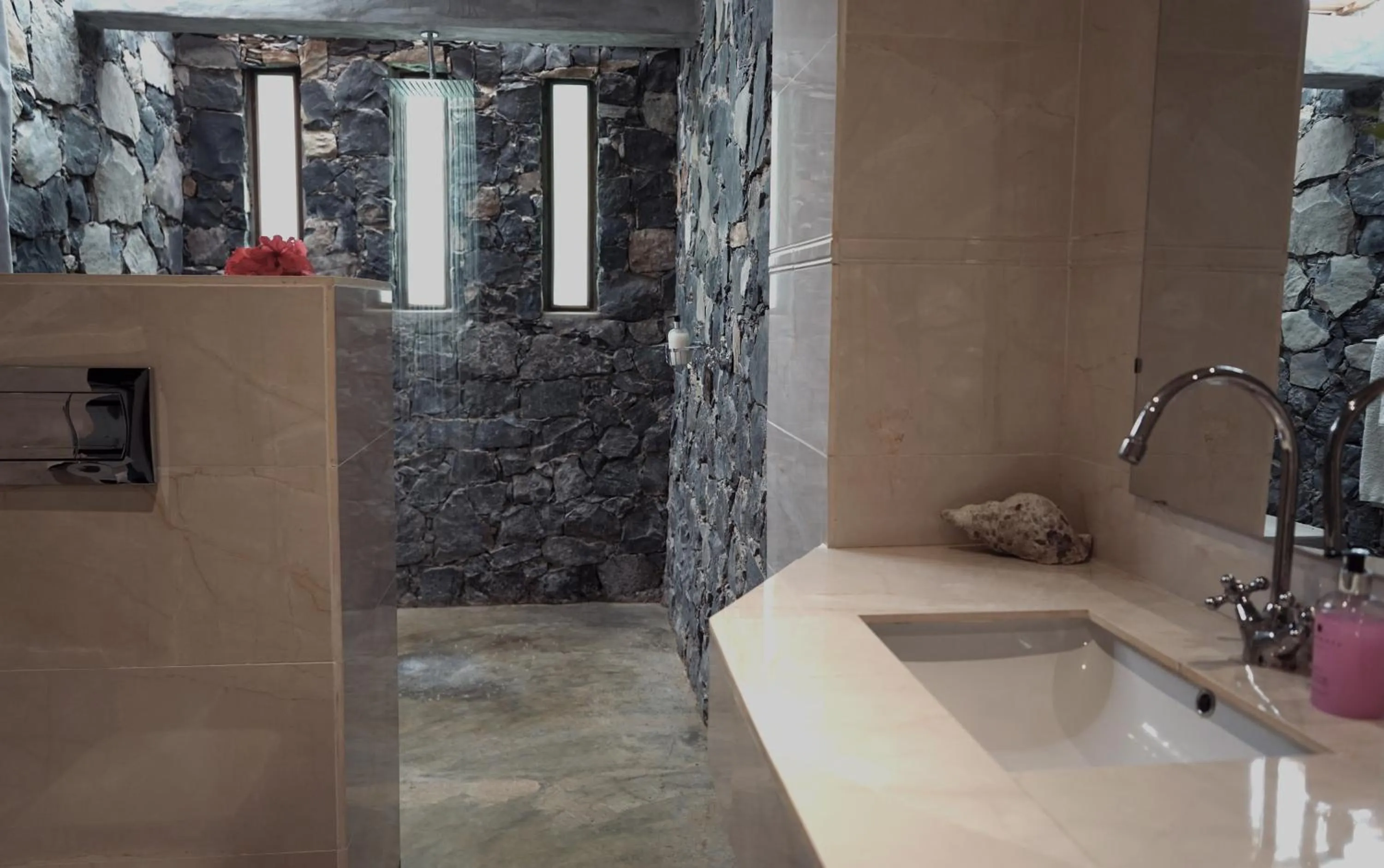 Shower in Belo Monte Hotel and Museum