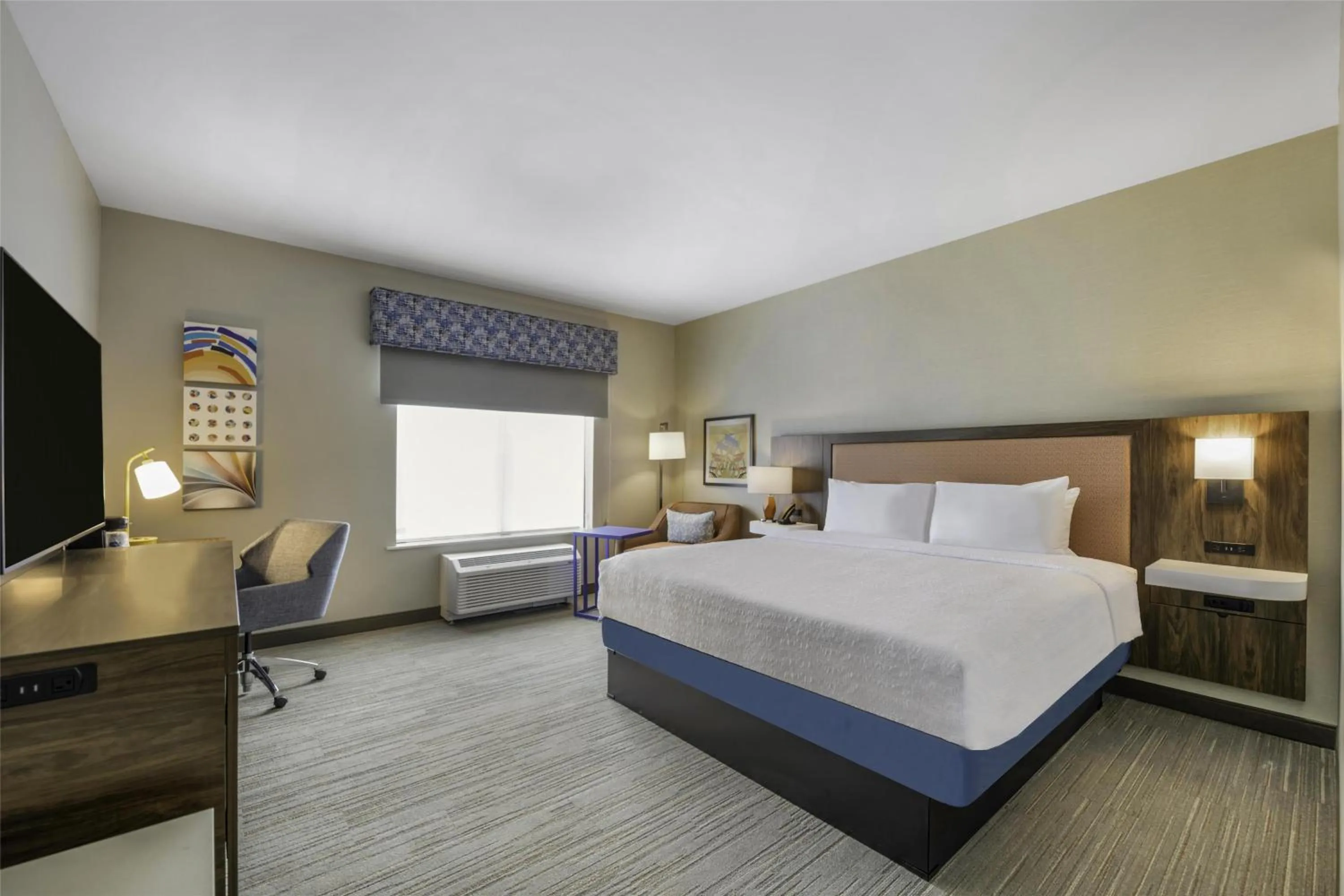Bed in Hampton Inn & Suites By Hilton Decatur