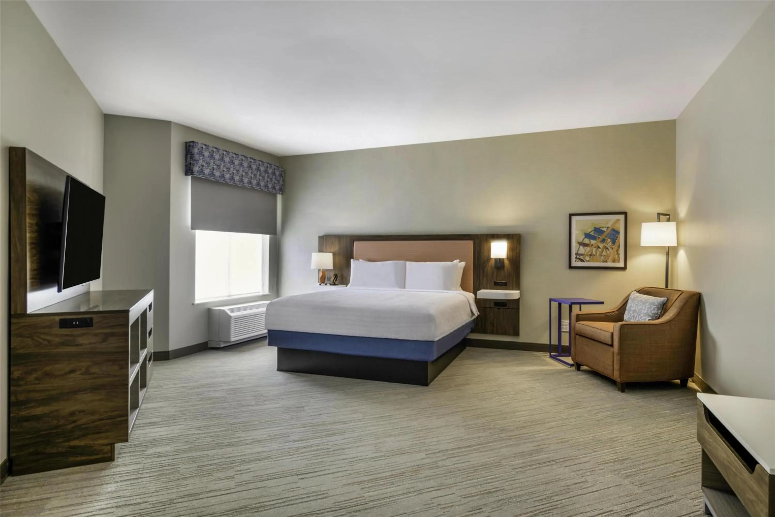 Bed in Hampton Inn & Suites By Hilton Decatur