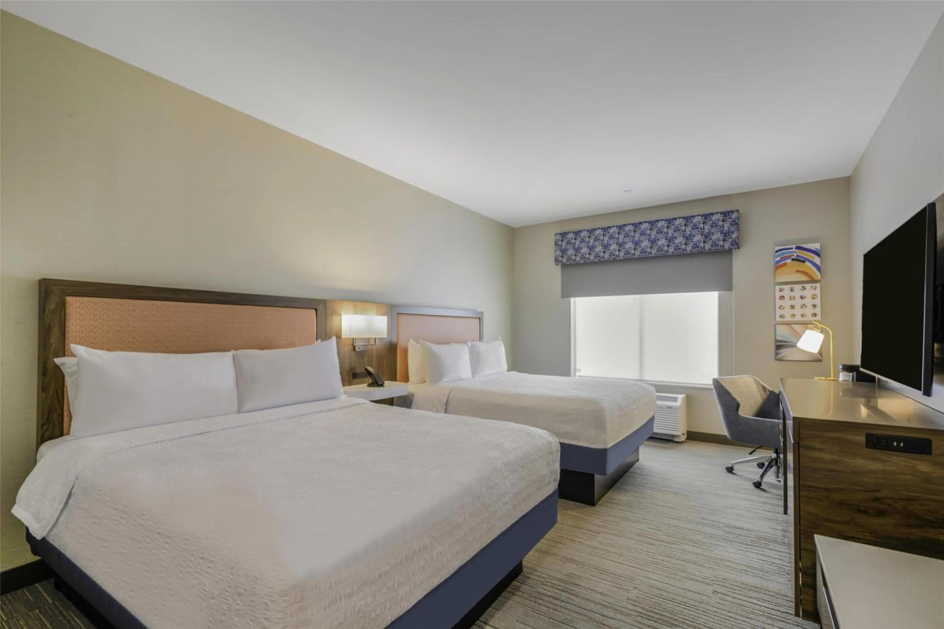 Bed in Hampton Inn & Suites By Hilton Decatur