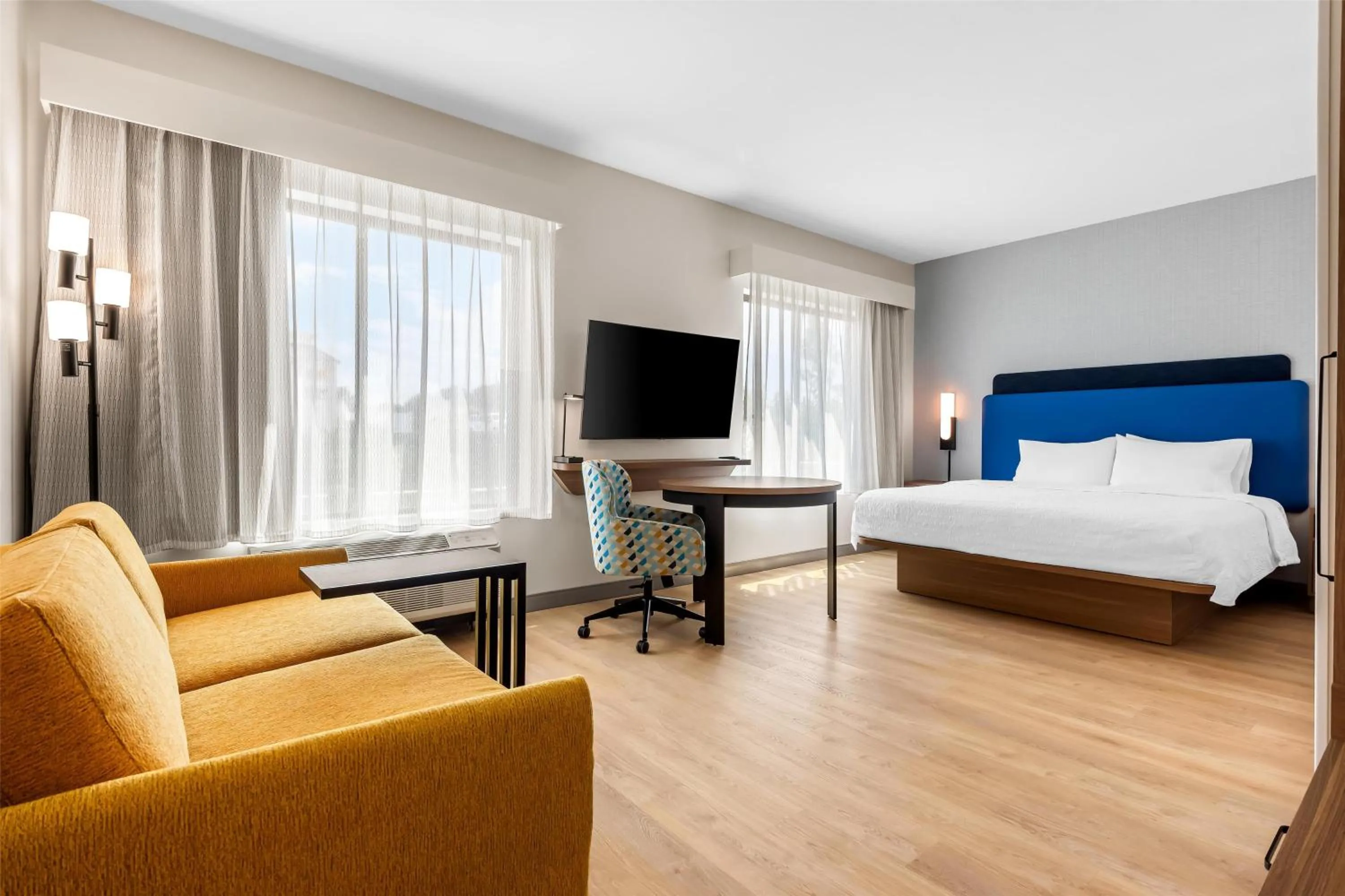 Living room, Bed in Hampton Inn & Suites Intercourse, Pa