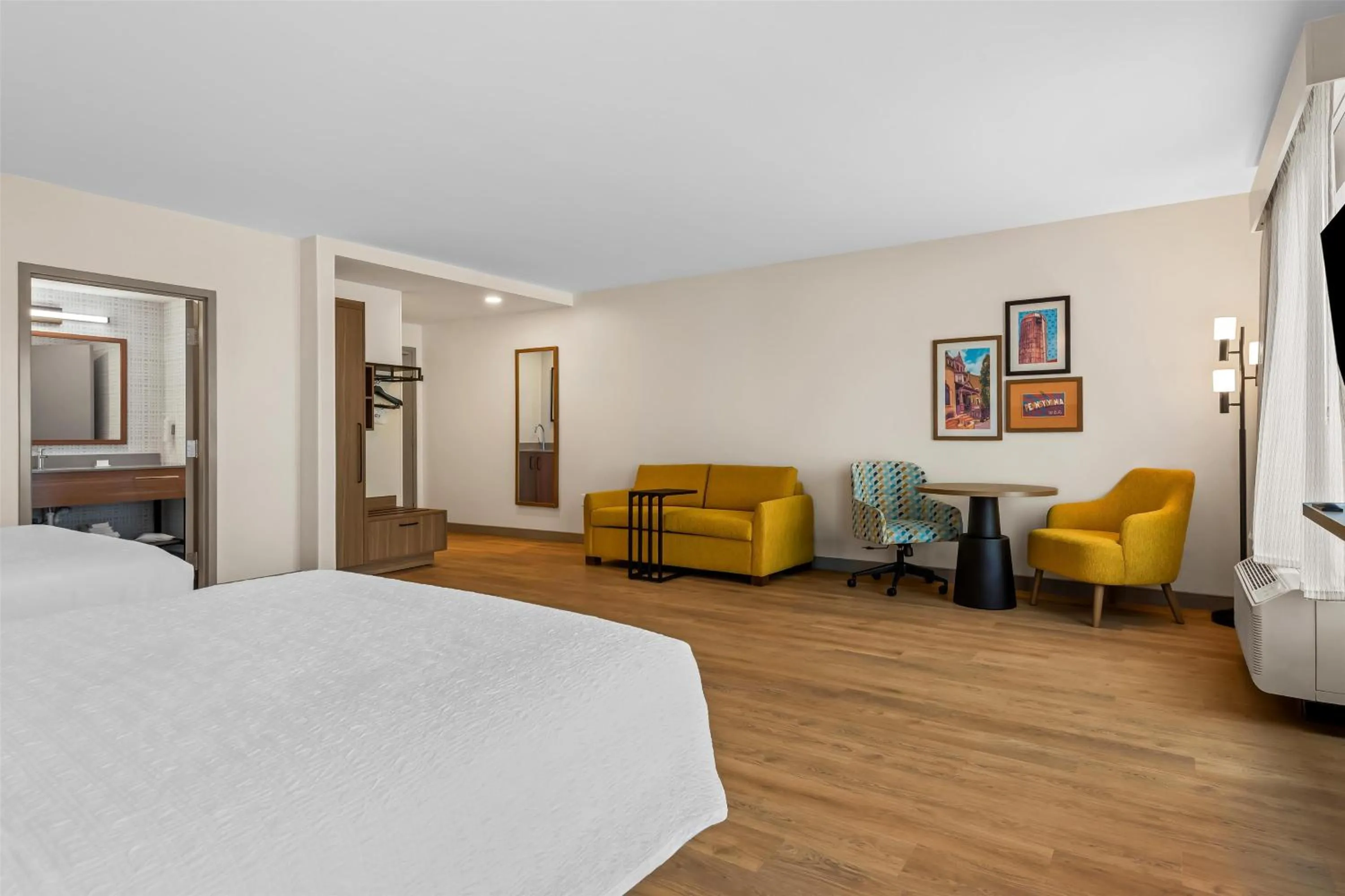 Bed in Hampton Inn & Suites Intercourse, Pa